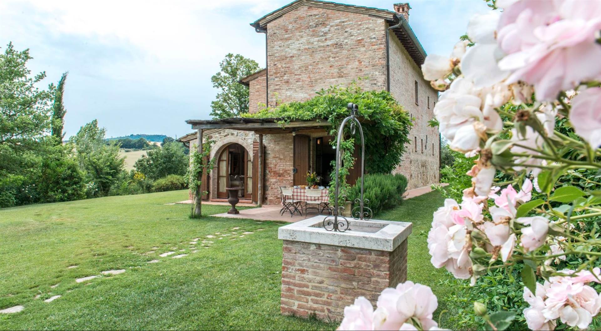 🏡 Farmhouse for Sale – Montepulciano, Tuscany 🌿
✨ Rustic charm meets modern luxury in this fully renovated 20th-century Tuscan gem.
Interior:
🛋 Spacious living room with fireplace & study nook
🍽 Open-plan kitchen & dining, flows onto pergola
🛏 3 double bedrooms, 2 with hydromassage tubs
❄ Air-conditioned for year-round comfort
Garden & Park:
🌳 6,000 m² of olive trees, lavender, roses & more
🌸 Wisteria-covered pergola, perfect for al fresco dining
🚗 Gated entrance & covered parking
Pool:
🏊♂️ Private 5x12m south-facing pool
☀ Sunbeds, umbrellas & shaded dining for chill vibes
💶 Price: €1,190,000
Live the Tuscan dream! 🌄
#TuscanyDream #FarmhouseForSale #Montepulciano #TuscanLife #LuxuryFarmhouse #ItalianEscape #CountrysideLiving #RusticCharm #TuscanVilla #ItalianRealEstate
