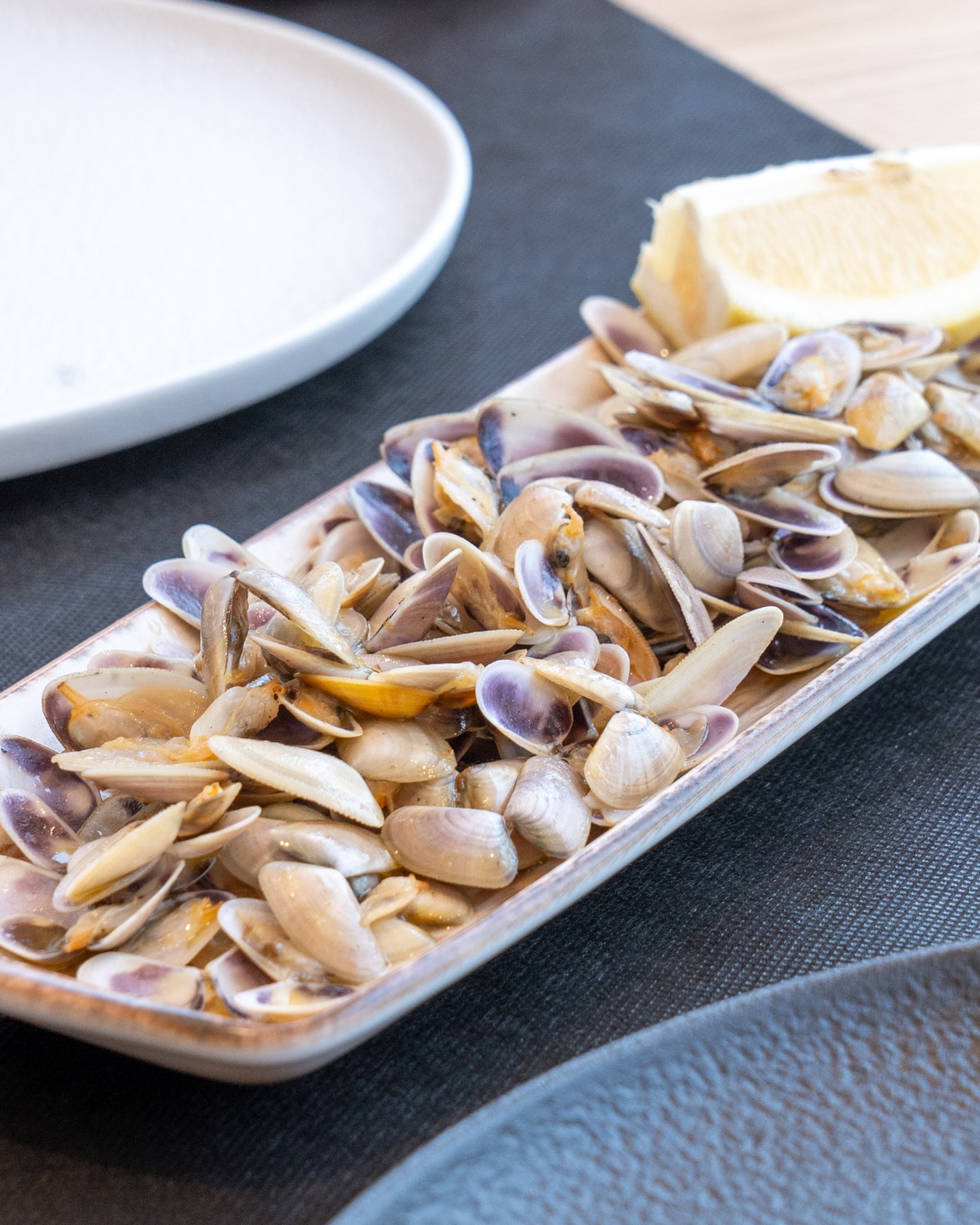 Tallarinas ‘Olave’ 🐚
El mar servido en mesa, con todo su frescor y ese toque que nunca falla, son el plan ideal para empezar una comida o compartir entre amigos.
¡Ven a disfrutar! ✨
📍 Port d’Aiguadolç, Sitges
📲 A través de nuestro teléfono 936 001 332 o en nuestra web
#restaurante #OlaveSitges #SaboresDelPuerto #restaurantemediterraneo #olave #sitges #portsitges #restaurantesitges #menuarroz #arroces #mariscos #pescadosfrescos #carnes #sabormediterraneo #tapas #gastronomia #food#restaurantesenbarcelona #mediterraneancuisine #portdaiguadolç #foodiesbarcelona