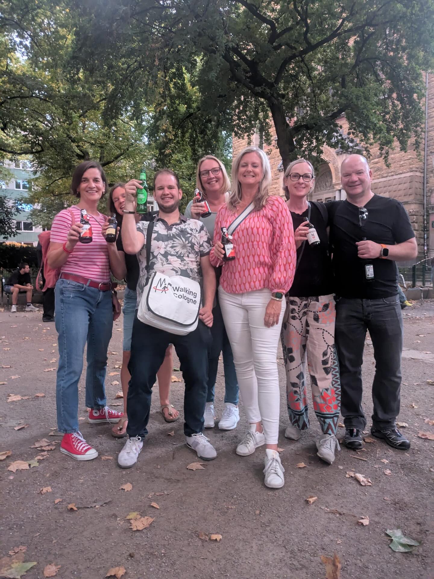 🎉🍻 Achtung, Freunde des Kioskbieres! 🍺🌆 Habt ihr schon von unserer legendären Büdchentour durchs Belgische Viertel gehört?
Wir machen Kölns Straßen zur längsten Theke der Stadt – und das Kölsch sprudelt so endlos wie der Rhein!
🚶♂️🚶♀️ Von Kiosk zu Kiosk zieht ihr mit uns durch die Veedel, probiert die besten Biere und erlebt die echte kölsche Trinkkultur.
📢 Unser Motto: Lache, trinke, jeniess! Also schnappt euch eure Freunde, bringt gute Laune mit und seid dabei, wenn wir Köln in eine einzige Feiermeile verwandeln. 🥳🌟
Kommt vorbei, stoßt mit uns an und entdeckt, wie gesellig und einzigartig das kölsche Büdchenleben wirklich ist.
Garantiert: Jede Menge Spaß, köstliches Bier und Erinnerungen, die bleiben – mit einem Lächeln im Gesicht und einem Herz voller Köln-Liebe! 🍻❤️
#köln #büdchen #kioskbier #cornern #kölnerliebe #kölsch #bierkultur #stadtführungköln #belgischesviertel #cgn #veedel #kölschtour #kölle