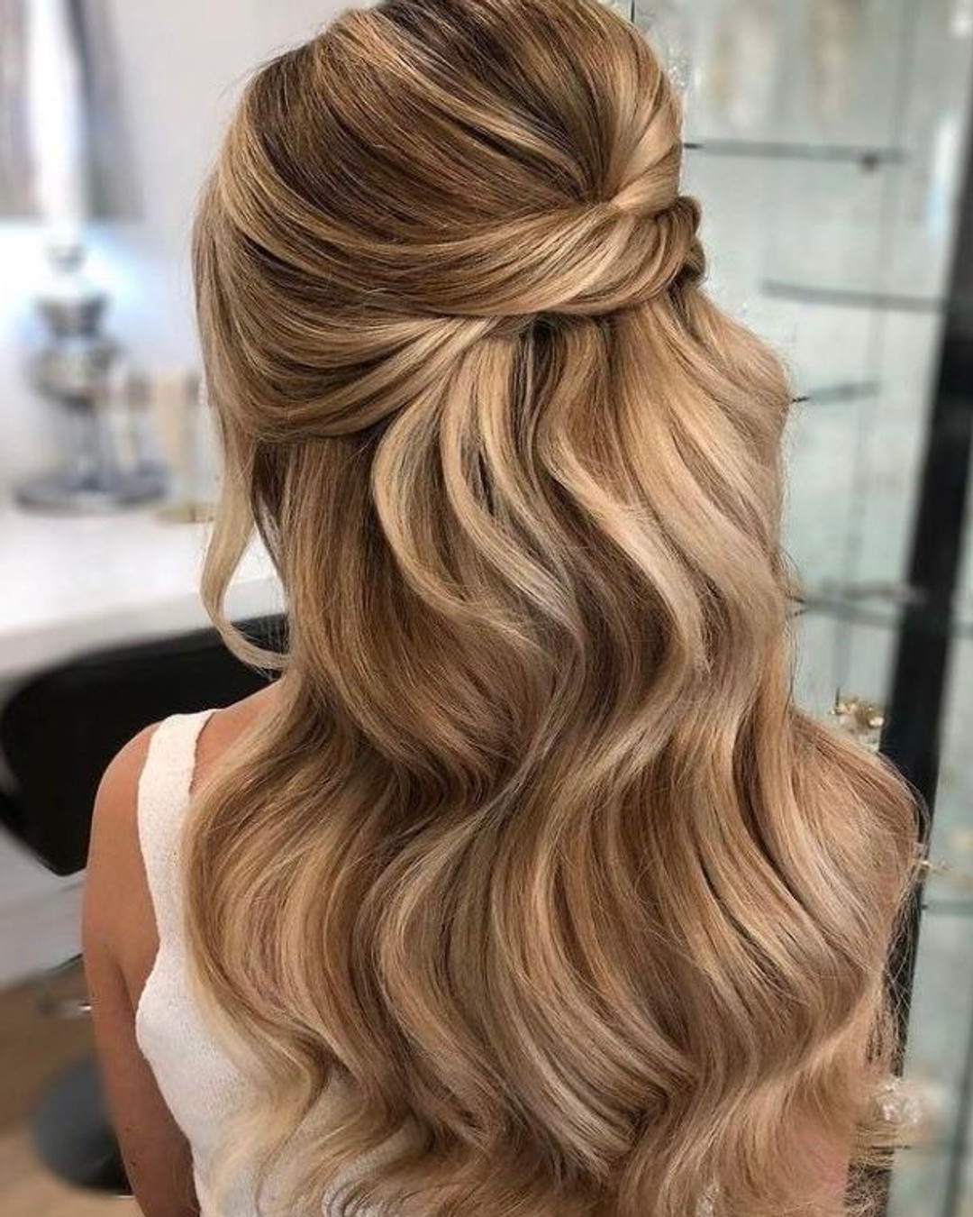 ✨💍 Bridal glam alert! Check out the top hair and makeup looks from our beautiful brides this year! Each look tells a unique story and you might just find one you love❤️ Link in Bio