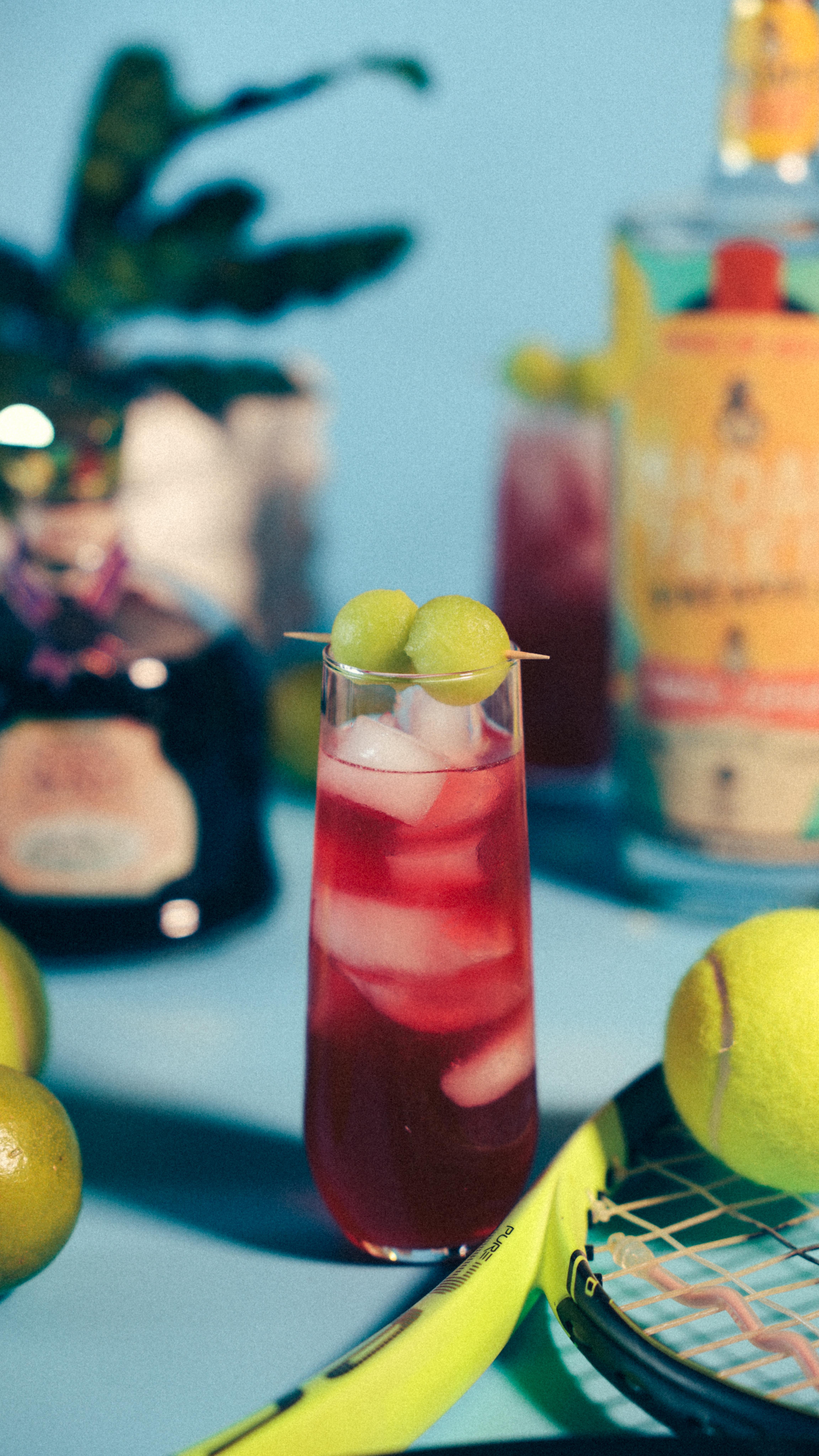 Why watch the US Open with vodka when you can upgrade to tequila? #HoneyDeuceGlowUp
Careful, @greygoose and @maestrodobelmexico 👀 Madam Paleta just stepped on the court with her Tequila Honey Deuce. Shall we rally?
Recipe:
1.25 Pineapple Madam Paleta Tequila
3 oz Fresh lemonade
.5 Raspberry liqueur
Garnish with Honeydew Melon balls
#usopen #tennis #honeydeuce #tequilacocktail #cocktail