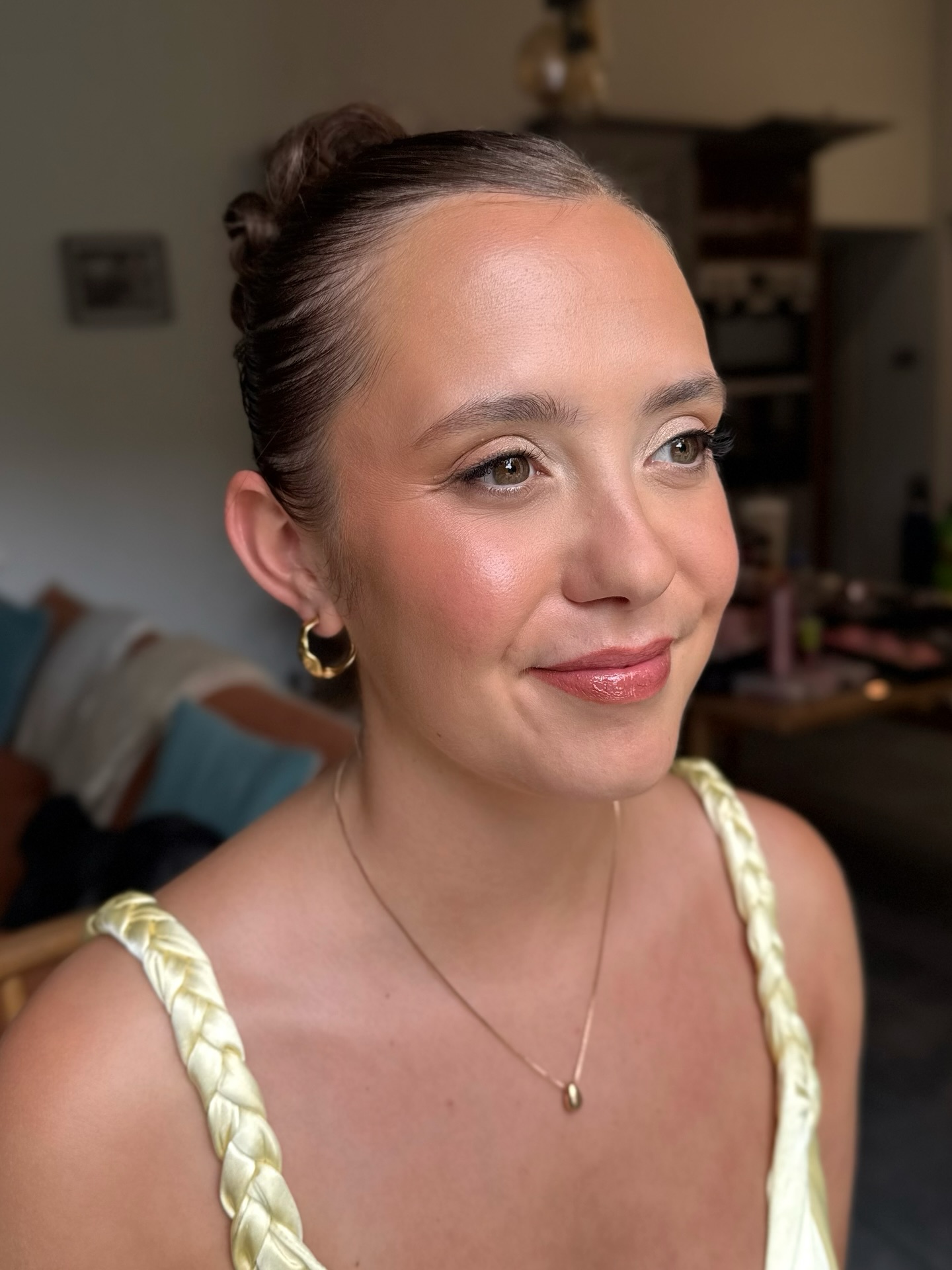 MILLIE✨💛 Natural bridesmaid glam for millie with a subtle glow and bronze tones to compliment her features and also her dress🤍
Been loving the baby yellow / pastel yellow trend this year!! 💛
Using only a few cluster lashes can also make such a huge difference to your makeup! Subtle but fluffy 😍😍