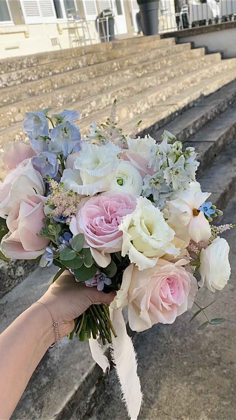 Julie & Joakim 💕
Aujourd’hui je vous présente l’univers pastel en rose et bleu de Julie et Joakim pour leur mariage façon Bridgerton au Domaine des Cormellas.
Une décoration florale douce, élégante, légère 🌸 pour apporter juste ce qu’il faut pour sublimer le lieu de réception et créer l’ambiance élégante dont rêvaient les mariés !
Qu’est-ce que vous en pensez ? 😊
Lieu de réception : @domainedescormellas
Décoratrice florale : @cherry_wedding_paris
#mariagebridgerton #mariagepastel #mariageroseetbleu #decoflorale #decofleurs #fleursmariage #decofloralemariage #domainedescormellas #mariage95