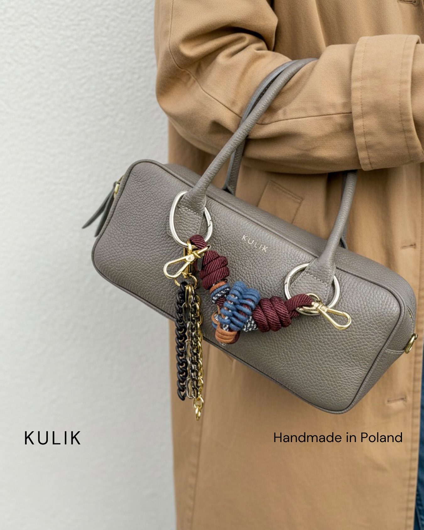 Ostatni dzień lata
Jesień puka do drzwi, ale my jeszcze przez chwilę zatrzymujemy słońce w naszych stylizacjach
Nasza bestsellerowa torebka bagietka taupe KULIK to:
✔️ minimalizm
✔️ elegancja
✔️ funkcjonalność
✔️ handmade in Poland
✔️ włoska skóra naturalna
✔️ ponadczasowy design
Idealna zarówno do trenchu w pierwsze chłodne dni, jak i do letnich sukienek, które jeszcze nie chcą zniknąć z garderoby.
Niech ta torebka przypomina Ci, że styl nie zna sezonów – zawsze wygląda obłędnie!
Kto z Was też celebruje ostatnie chwile lata z ulubioną torebką?