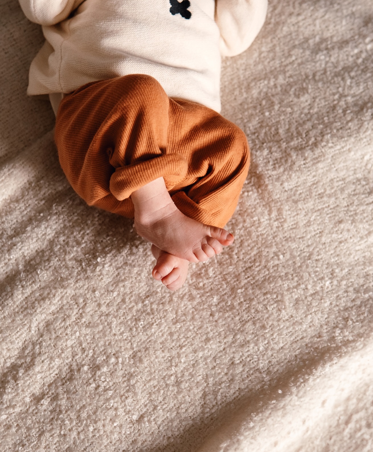 Foto's maken van je Newborn... dat kun je zelf toch ook wel?
Klopt helemaal. En eerlijk? Jij doet dat waarschijnlijk prachtig.
Maar waarom zou je dan toch een fotograaf boeken?
Omdat ik méér vastleg dan de kleine teentjes of een lief gezichtje. Ik leg júllie samen vast. De kostbare eerste momenten waarvan je nu misschien denkt: hoe kan mijn hart zó vol zijn?
De emoties van het leren kennen van jullie mini mensje.
De vermoeidheid, de onzekerheid.
Maar vooral: die overweldigende liefde.
Zelf kijk ik nog vaak terug naar de newbornfoto’s van ons meisje. Ik sta er elke keer weer van te kijken hoe klein ze was, en tegelijk voel ik de emoties van toen. Díe foto’s brengen me terug naar het begin.
En dat is wat ik jou ook gun.
Herinneringen die nooit vervagen.
🤍 Welke herinnering uit die eerste weken zou jij voor altijd willen bewaren?