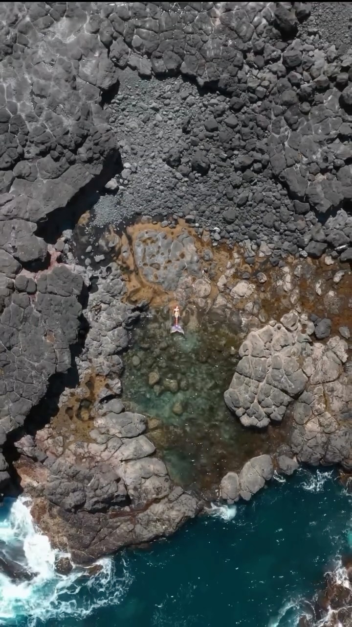 If you see a mermaid in the wild… 🧜♀️✨
Tucked between the rock pools and the sea, we created something quiet and full of wonder 🌊🐚
Grateful to collaborate again with a photographer whose eye for magic matches their creative soul. Huge thanks to @visual.soda — part photographer, part drone wizard