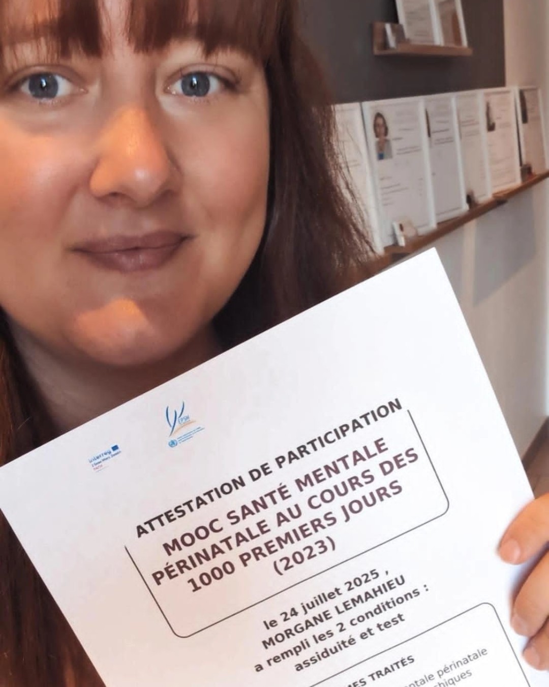 Santé mentale périnatale au cours des 1000 premiers jours
Je suis fière de cette attestation… mais au fond, ce n’est pas ça le plus marquant.
Ce qui m’interpelle, c’est qu’une telle attestation existe.
Qu’il ait été nécessaire de créer une formation entière sur la santé mentale des mères et des parents.
👉 Cela veut dire que derrière les sourires attendus et les images idéalisées, il y a aussi des mères qui souffrent, des familles qui doutent, des pères qui s’épuisent.
👉 Cela veut dire que la santé périnatale ne se limite pas à l’accouchement ou à l’allaitement, mais qu’elle englobe aussi le vécu émotionnel, psychique et social des parents.
En tant que doula, accompagnante périnatale je le constate au quotidien :
Ces 1000 premiers jours sont une période intense, magnifique, mais aussi fragile.
Un espace où la bienveillance, l’écoute et l’accompagnement prennent tout leur sens.
💖 Et si nous osions en parler davantage ?
Et si, collectivement, nous considérions la santé mentale des parents comme un enjeu de santé publique autant que la santé physique ?