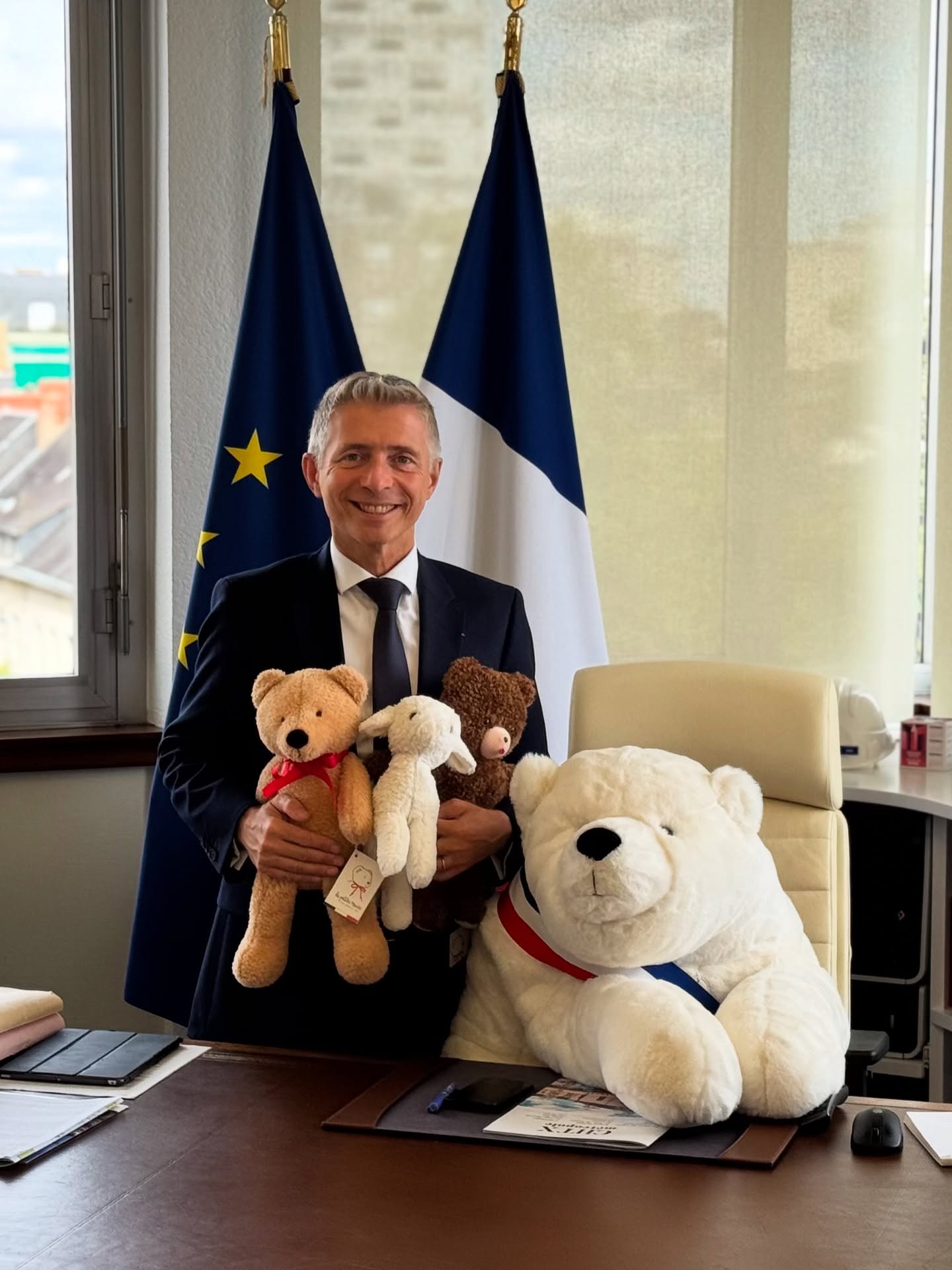 C’est la rentrée des classes aussi pour notre petite Banquise !
Elle a même réussi à décrocher le rôle le plus sérieux de la ville…Maire de Châteauroux !
Le temps d’une photo avec son écharpe tricolore
Merci à @gilaverous et à l’équipe @chateauroux36 pour votre accueil chaleureux et ce moment d’échange.
Entre cartables, crayons et câlins, nos peluches françaises sont prêtes pour une rentrée pleine de tendresse .
Bonne rentrée à toutes et à tous !
Et qui sait, demain Banquise présidente ?