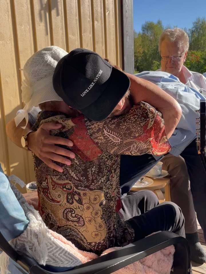 Generations are like rivers.
Water flows from mountain to sea,
just as life carries wisdom from one heart to another.
My grandmother just turned 90 (!).
She crossed borders, escaped wars,
walked from Karelia into safety,
and through her courage, my mother was born,
and through my mother, I was born.
Love, like water, continues to flow.
Wounds may pass on, but so does healing.
Mommo – thank you for carving the path,
for every act of support,
for every imperfect, perfect drop of love.
I carry it forward.
And will pass it on
To the best of my ability
For now I celebrate you –
90 years strong,
90 years flowing.
“90 jävla år”
Here are some moments from my time spent in Tornedalen at Mommos place ♥️
#lovelikenature
#nofilterfamily #generationsofmiracles