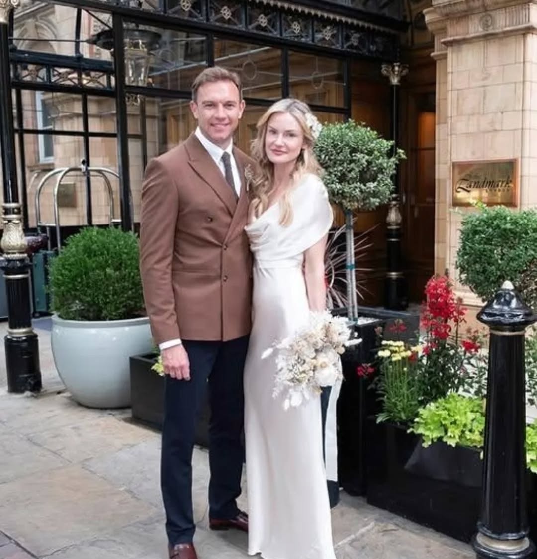 A big congratulations to this lovely couple❤
Looks like a beautiful day.
My fav part of job seeing the photographs from my customers special day.Thank you for sharing .
Whites and ivory 🤍🤍🤍 for this summer wedding, a lovely choice .
#driedflowerwedding
#liverpoolflorist
#flowercrown
#bridalbouquet