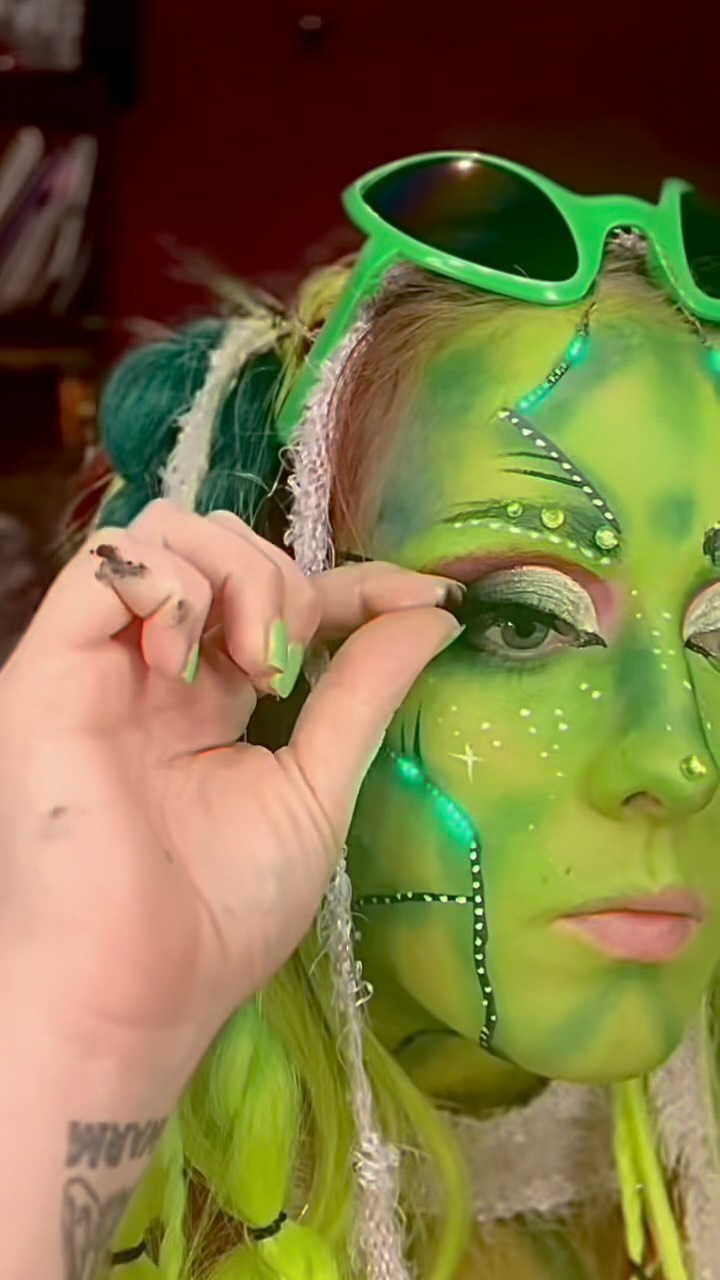 My alien face paint 👽 #ledmakeup #lightupmakeup #alienmakeup #alienfacepaint #facepainting #facepaintersofinstagram #facepaint #makeuptutorial #makeup