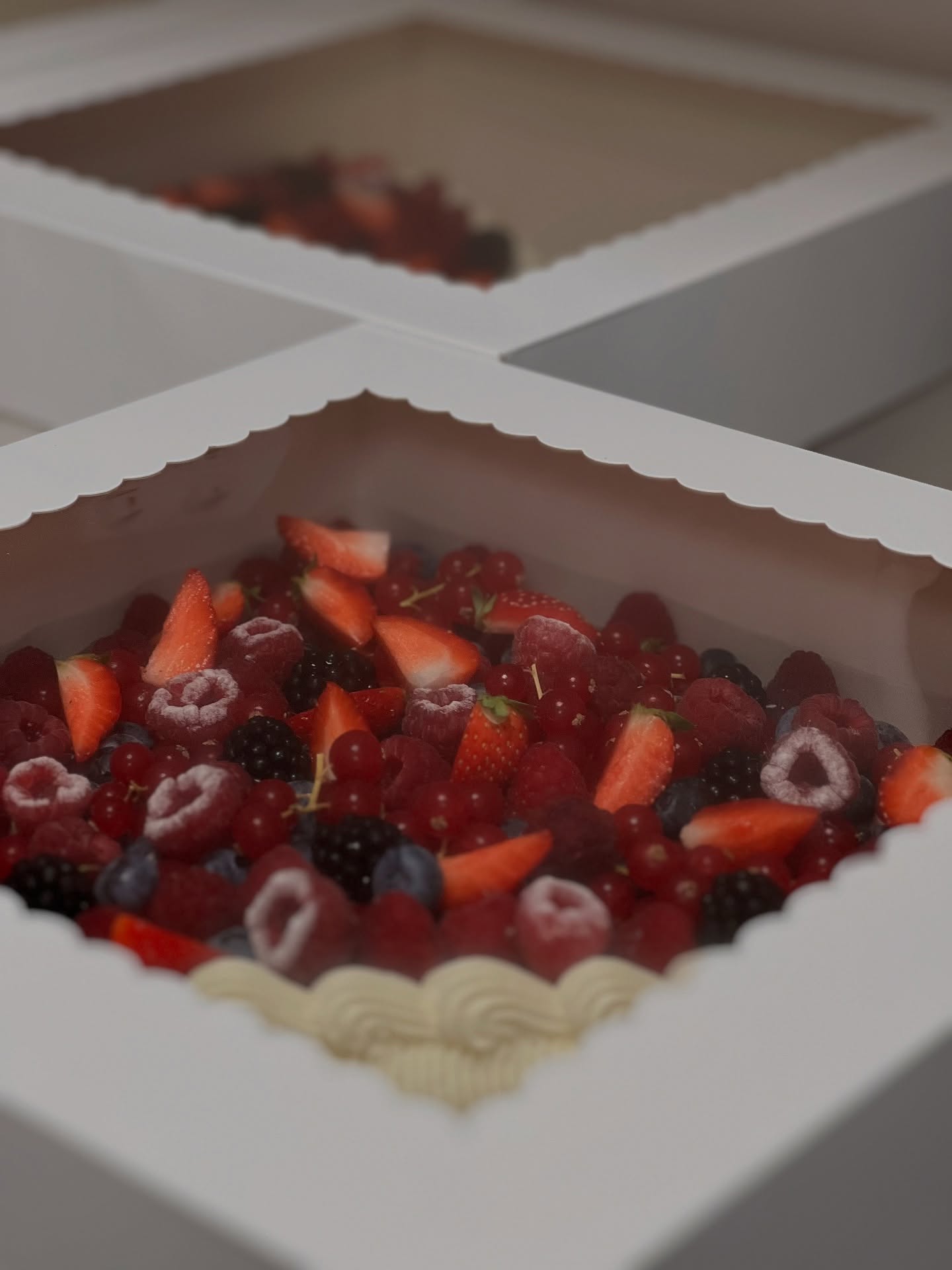 A huge thank you to Holly & Sam for their trust ✨
It was such a joy to create this XXL wedding cake, 52 cm in diameter, prepared in 4 pieces and assembled on site to delight 80 guests.
In the magical setting of Château de Brives, and with the support of a wonderful team, this moment was filled with both emotion and sweetness.
To you, Holly & Sam, I wish a life full of love, light, and happiness 💕
Weddingcake XXL vanilla red berries
VENUE : @chateaudebrives
WEDDING PLANNER : @goldenhour__planner
CATERER : @novelle_traiteur
PHOTOGRAPHER : @dariawalterphotography
CONTENT CREATION: @dariawaltercontent
VIDEO: @filmmakeryanblanc
FLORIST : @mrs_whiterose
DJ: @damien.keys
WEDDING CAKE : @snpatisseries
MUAH: @olinka_hairart
TAXIS : @taxigrandechampagne
#weddingcake #gateaudemariage #cakedesigner #artisanalcake #frenchpastry #luxurycakes #sugarart #handmadecake #snpatisseries #elegantcakes #dreamweddingcake #xxlweddingcake #frenchweddingcake #chateaudeBrives #destinationwedding #frenchwedding #southwestfrance