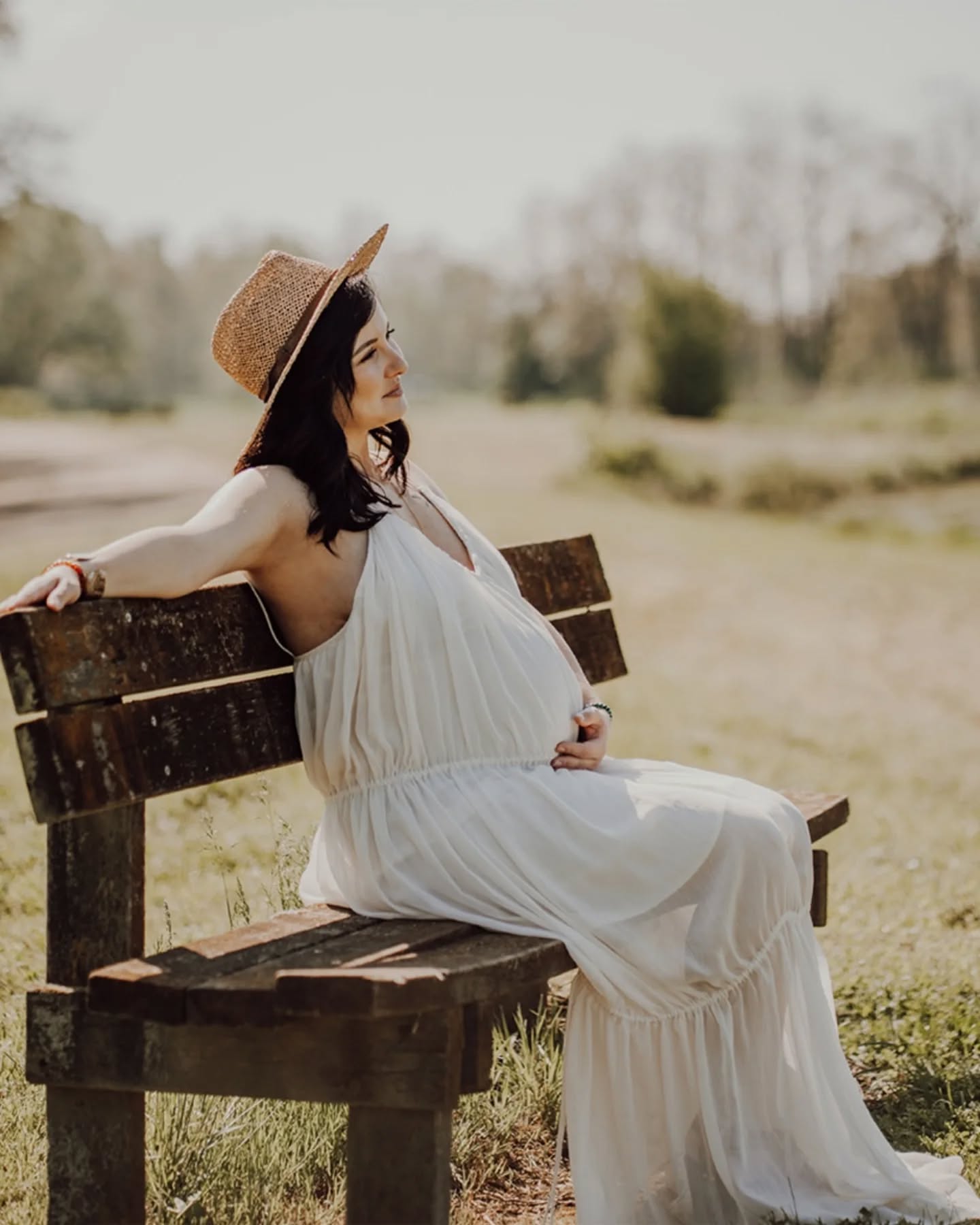 ✨ Douceur du printemps…
Une séance grossesse en extérieur, pleine de gestes tendres, de regards complices et de cette lumière qui caresse doucement chaque instant.
Des souvenirs précieux à garder pour toujours.
#seancegrossesse #futuremaman #photographiegrossesse #amour #photographeroanne #moments #complicité #babyphotography #photographe #photographeportrait #photographenaissance