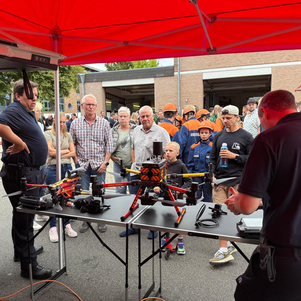 🎉 125 Jahre Löschgruppe &
50 Jahre Jugendfeuerwehr Nideggen 🎉
Am Wochenende konnte unsere IuK-Drohneneinheit beim Feuerwehrfest in Nideggen dabei sein und ihre Einsatzmöglichkeiten präsentieren. 🚒🚁
Wir gratulieren der Feuerwehr Nideggen und ihrer Jugendfeuerwehr herzlich zu diesem stolzen Jubiläum und bedanken uns für die immer sehr angenehme und konstruktive Zusammenarbeit – sei es auf Kreisebene, beim Kreisfeuerwehrverband, in Arbeitsgruppen und Sonderprojekten, wie z.B. der Öffentlichkeitsarbeit - oder direkt bei den Einsätzen.
👉 Auf viele weitere erfolgreiche Jahrzehnte! 💪🔥
Vielen Dank auch für den herzlichen Empfang in Nideggen. (pb)