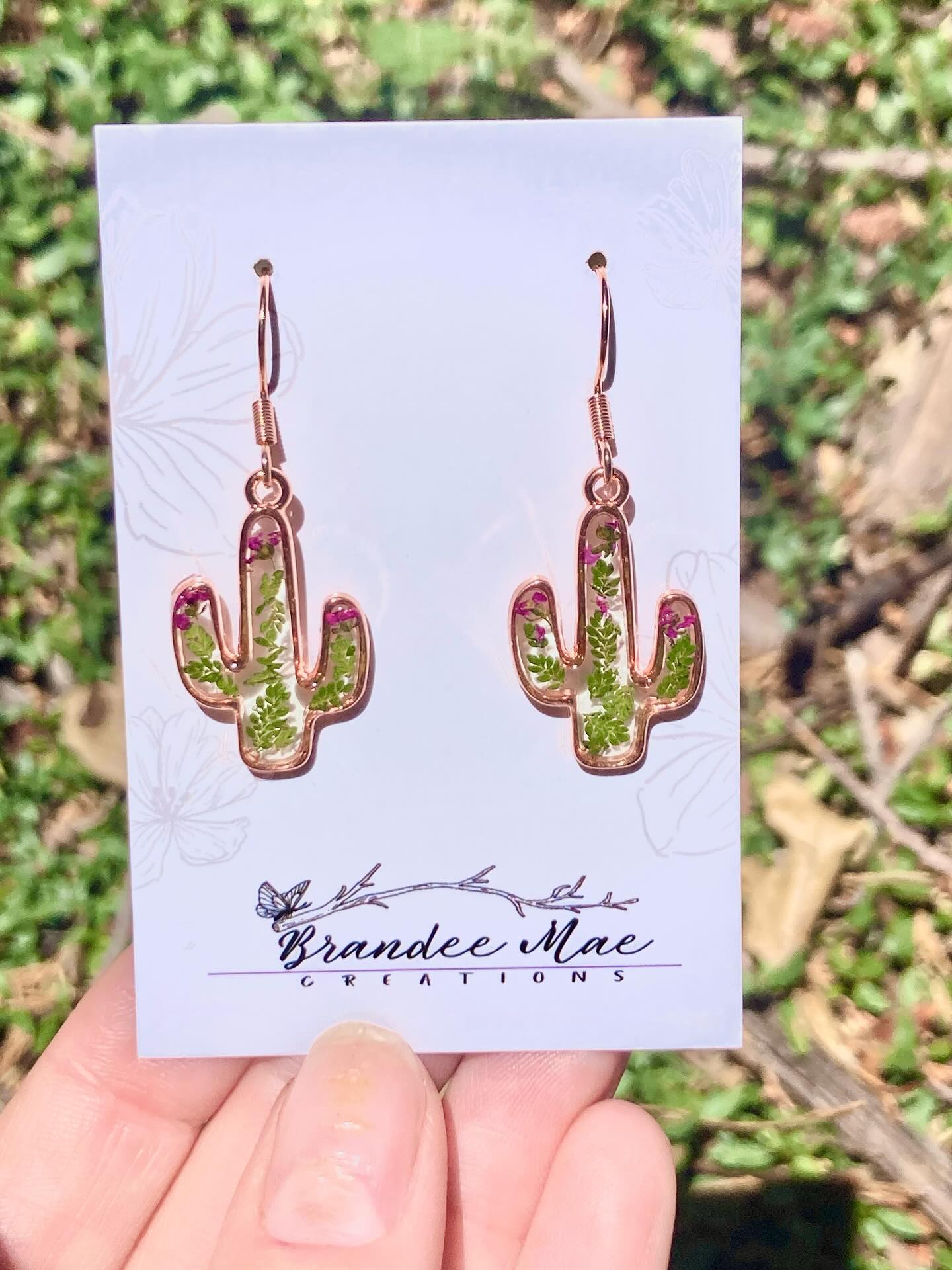 Which do you prefer? 2 different styles of cactus earrings. Available in silver, golden and rose gold colors.
#pressedflowerjewelry #cactusearrings #handmadejewelry #homegrownflowers #oneofakindjewerly #brandeemaecreations