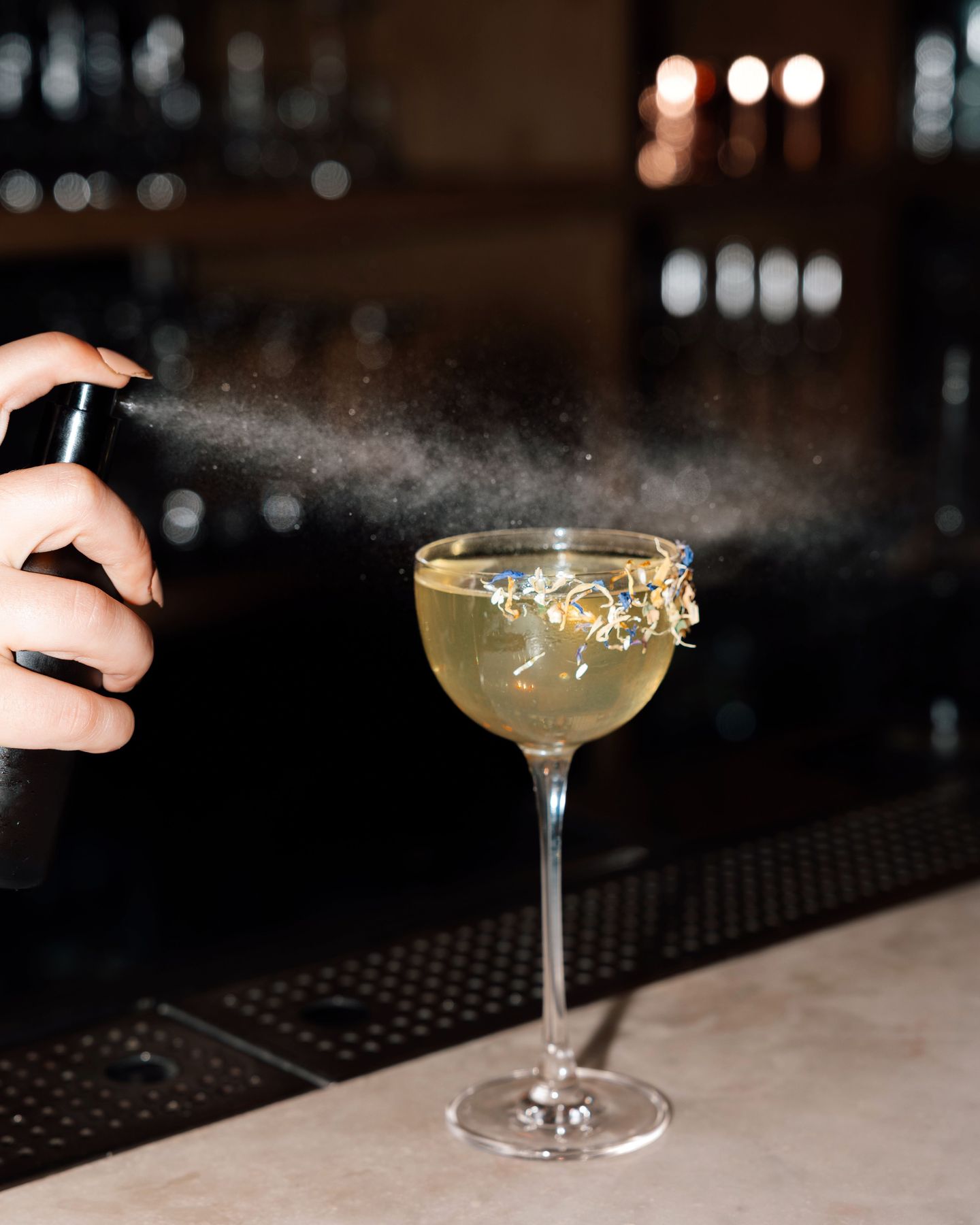 Nouveaux cocktails à la carte.
MERCI POUR LES ÉPINES - Gin Hendrick's infusé à la rose, sirop de rose, Otto’s vermouth, Skinos, spray d'absinthe.
📸 @desprezmarie.studio