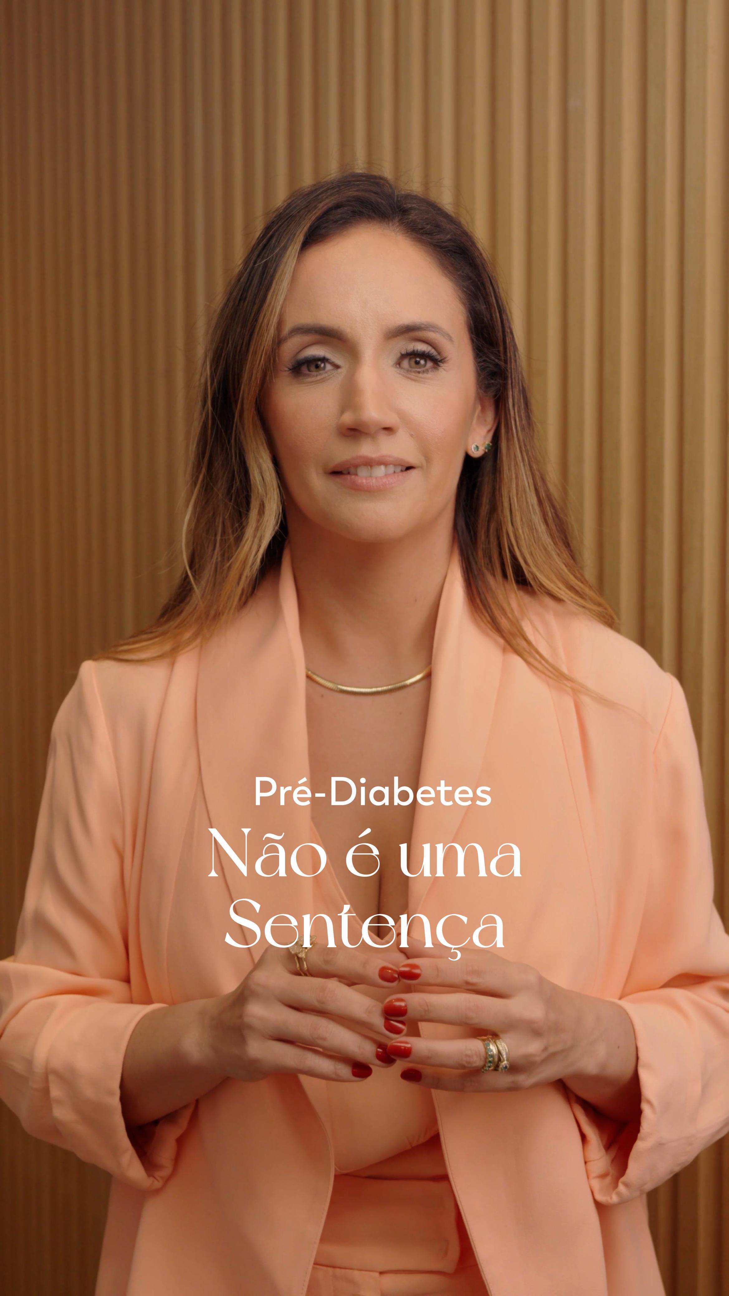 Pré-diabetes não é uma sentença, é um alerta!
Quando os níveis de glicose estão acima do normal, mas ainda não caracterizam o diabetes tipo 2, o corpo está dando sinais de que é hora de mudar.
Com pequenas atitudes como perda de peso, prática regular de atividade física e uma alimentação equilibradaé possível reverter esse quadro e retomar o equilíbrio da saúde.
O diagnóstico precoce é a sua chance de transformação.