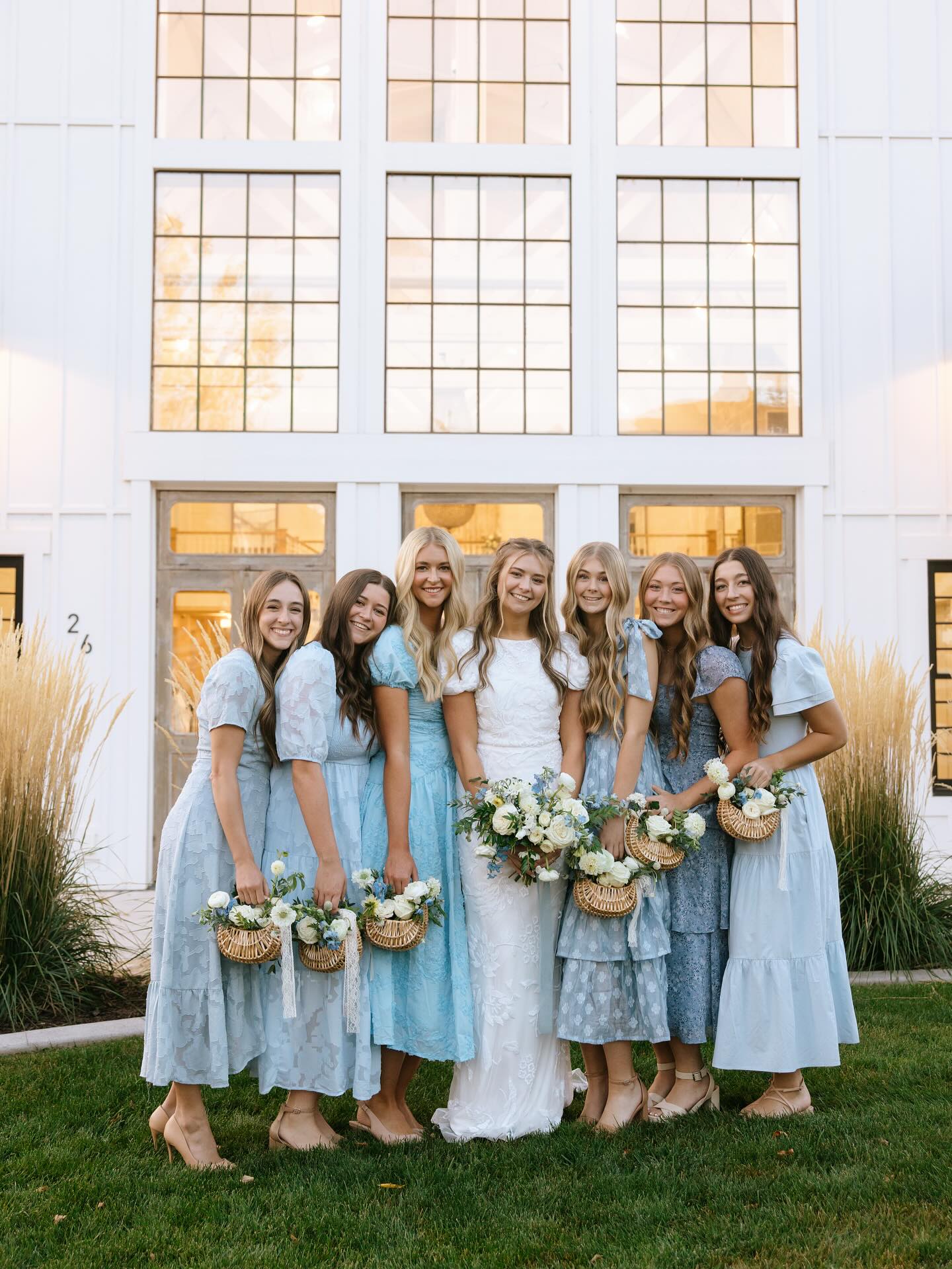 This blue and white vibe at walker farms was such a fun one. Always a fan of bridesmaid basket to double as centerpieces. And as always we love getting to do a staircase moment!!
Venue @walkerfarmsliving
Photographer @emilyandluke_
Bride @brinleynorr
Gown @pritchettbridal
Neon sign @love_at_1st_sign