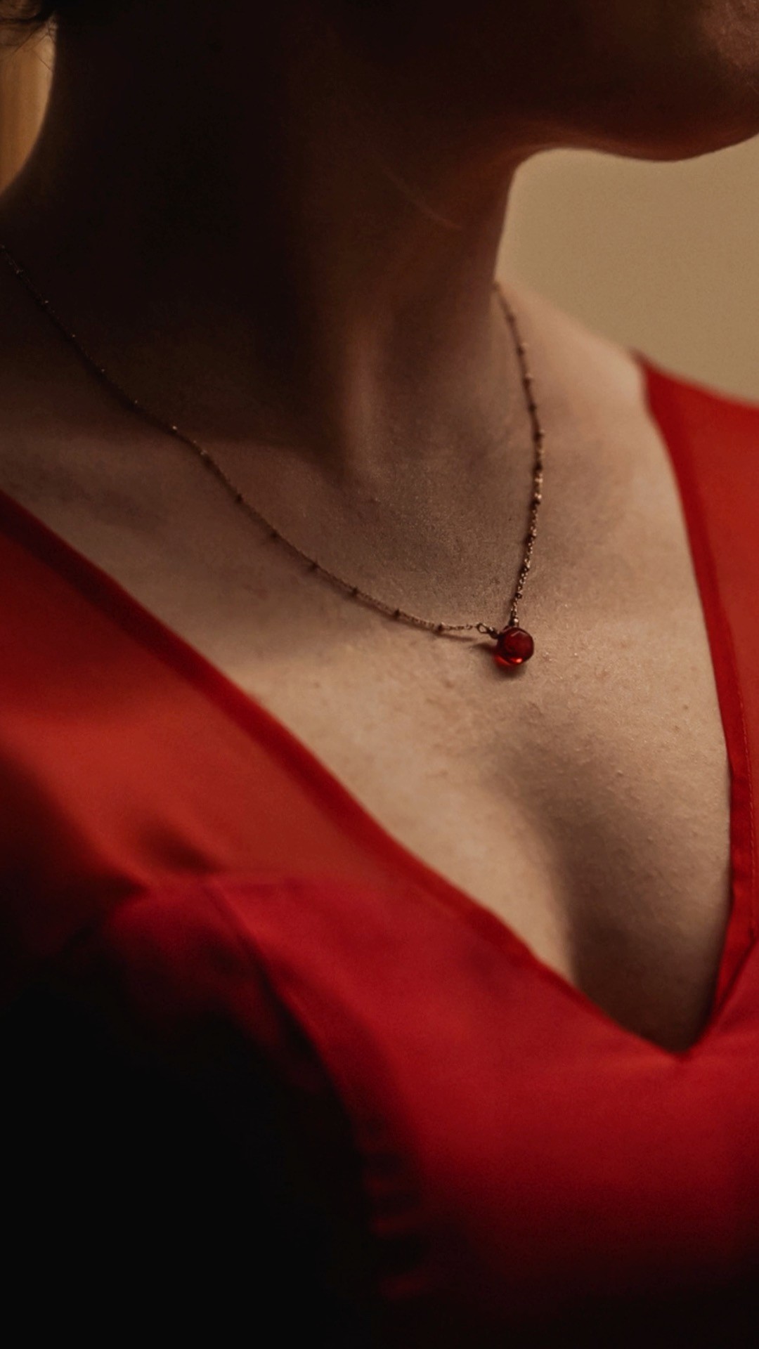 Un matrimonio è fatto anche di respiri.
Di pause prima di parlare.
Di occhi che si cercano quando le parole non servono.
Mi piace raccontare anche quello che succede tra una promessa e un brindisi.
Il tempo sospeso, i gesti piccoli, le emozioni non dette.
In questo matrimonio c’era tutto.
Francesco e Veronica, 2025 🩷