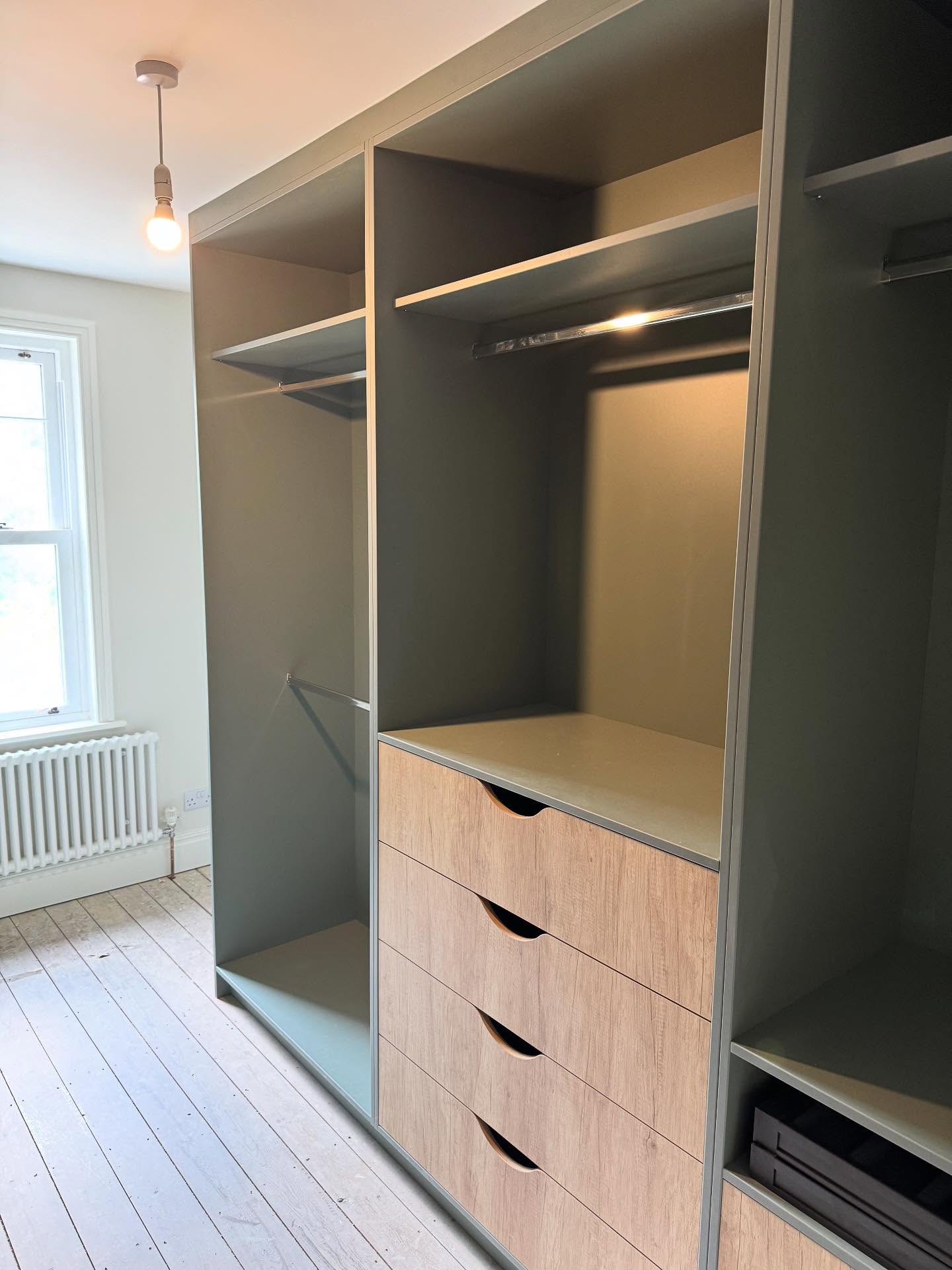 Walk in wardrobe 👔 👖 🎩 👗
Bespoke full height wardrobes manufactured in @eggergroup Reed green.
#wardrobe #wardrobeinspo #walkinwardrobe #walkincloset #wardrobeessentials #wardrobedesign #jewellery #jewellerydraw #egger #reedgreen