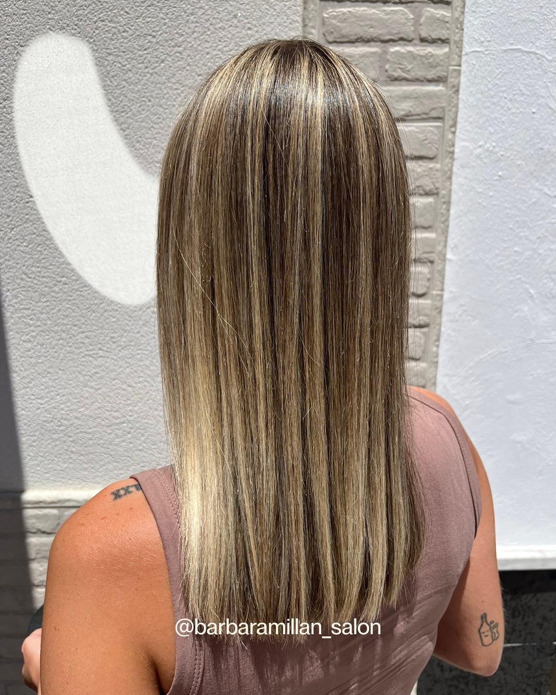 Nos encanta ver cómo un balayage profesional transforma la melena.
En la primera foto puedes apreciar el detalle del color, y en el vídeo cómo el cabello se mueve con naturalidad y brillo.
En Bárbara Millán Salón, en Dos Hermanas (Sevilla), cuidamos tu cabello mientras logramos un color luminoso y lleno de vida. Porque un buena técnica babylights no solo se ve bonito… también se siente sano.
Si quieres un cambio o sanear tu melena en este inicio de curso…
📲 Escríbeme por mensaje directo y agendamos tu cita.
Bárbara Millán | Salón de belleza
📍 C. Divina Pastora, 72 – Dos Hermanas, Sevilla
#peluqueríadoshermanas #salóndebellezasevilla #babylightsdoshermanas #babylightsdoshermanas