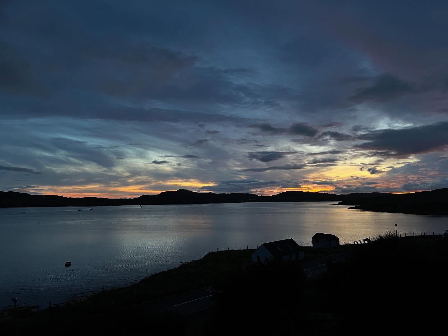 Briseadh an latha
Daybreak, dawn
#gàidhlig #viewfrommywindow #dawn #gaelic #waysofseeing #motherartist