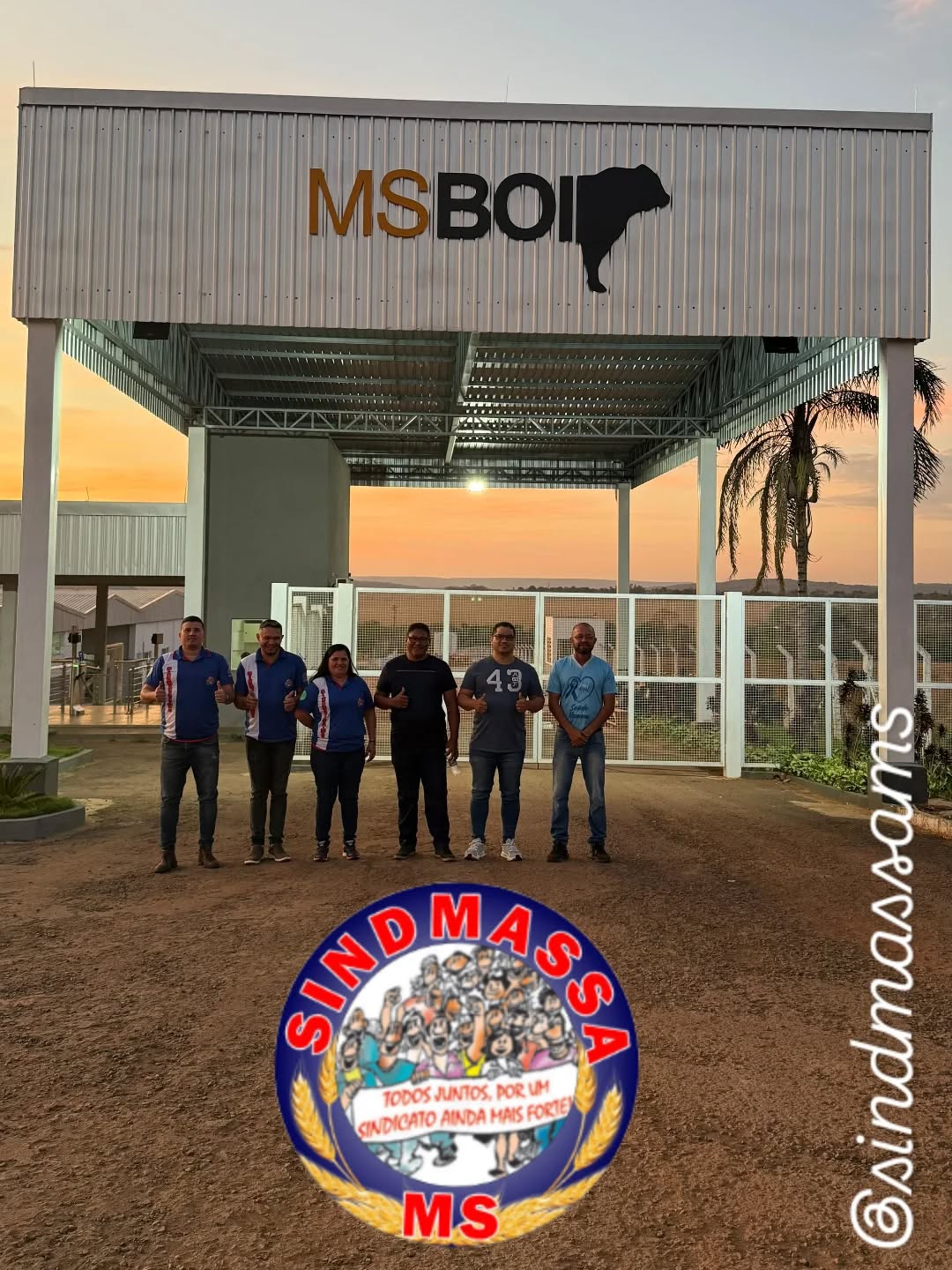 📢 Visita Histórica ao Frigorífico MS Boi: Diretoria Entrega Prêmios e Fortalece Negociação de Data Base
Hoje (03/09), bem cedinho, a diretoria do SINDMASSA MS @sindmassams esteve em Rio Verde de Mato Grosso para uma reunião estratégica com os trabalhadores do Frigorífico MS Boi @frigorificomsboi .
 
A agenda incluiu a retirada da Negociação de Data Base e a entrega dos Prêmios Trimestrais aos colaboradores, reforçando o compromisso com direitos e benefícios que valorizam a categoria.
🤝 Atuação do SINDMASSA MS: 
Diagnóstico e Apoio Contínuo
A diretoria do sindicato tem acompanhado de perto as necessidades dos trabalhadores, desde a fase inicial de implantação do frigorífico.
Além das negociações trabalhistas, o SINDMASSA MS @sindmassams articulou parcerias para cursos profissionalizantes com o Senai, garantindo qualificação e segurança laboral .
 
Essa assistência contínua reforça o papel do sindicato como mediador essencial entre empregados e empregadores.
🚩 Texto na íntegra no nosso site: Link na Bio...
🚩
#SINDMASSAMS #TrabalhadoresEmAção #MSBoi #RioVerdeMS #Agronegócio #PrecoceMS #DireitosTrabalhistas #PrêmiosTrimestrais #Semadesc #MatoGrossoDoSul
🔖 
@sindmassams @msboi
@Semadesc.ms @GovernoMS @SenaiMS @PrefeituraRioVerdeMS
📲 Compartilhe essa conquista! 
O futuro do trabalho digno se constrói com união e perseverança.