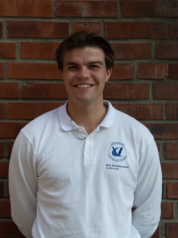 Ordförande Erik Christiansson
Hej!
Mitt namn är Erik och det är jag som är ordförande för V-sektion 2025. Som ordförande är mitt jobb att leda styret som är sektionens högsta beslutande organ. Varje tisdag sammankallar jag till styrelsemöte där vi diskuterar och tar beslut om hur sektionens verksamhet ska bedrivas. Har DU åsikter och idéer så vill vi jättegärna höra det, i vår bio hittar du en länk till ett förbättringaförslagsformulär. Jag har även som uppgift att föra sektionens talan på möten med resterande sektioners ordföranden samt kårens ordförande. En annan höjdpunkt i mitt arbete är att få stå på scen och hålla tal! På Gasque är nästa, något att se framemot:)
- Vilken är din favorit-Vincent?
Grävskopa-Vincent