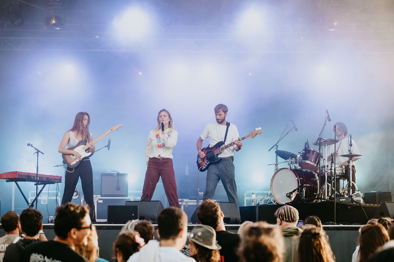 On se souviendra longtemps du concert de @jeannebonjour 💛
Entre émotions brutes et instants suspendus, sa musique intense et ses moments vrais nous ont touchés droit au cœur. Un moment simple, humain et magique à Baie Sonore.
Merci Jeanne et l’équipe !
📸 @blimstudio.fr
@furaxtour
#baiesonore #festival #live