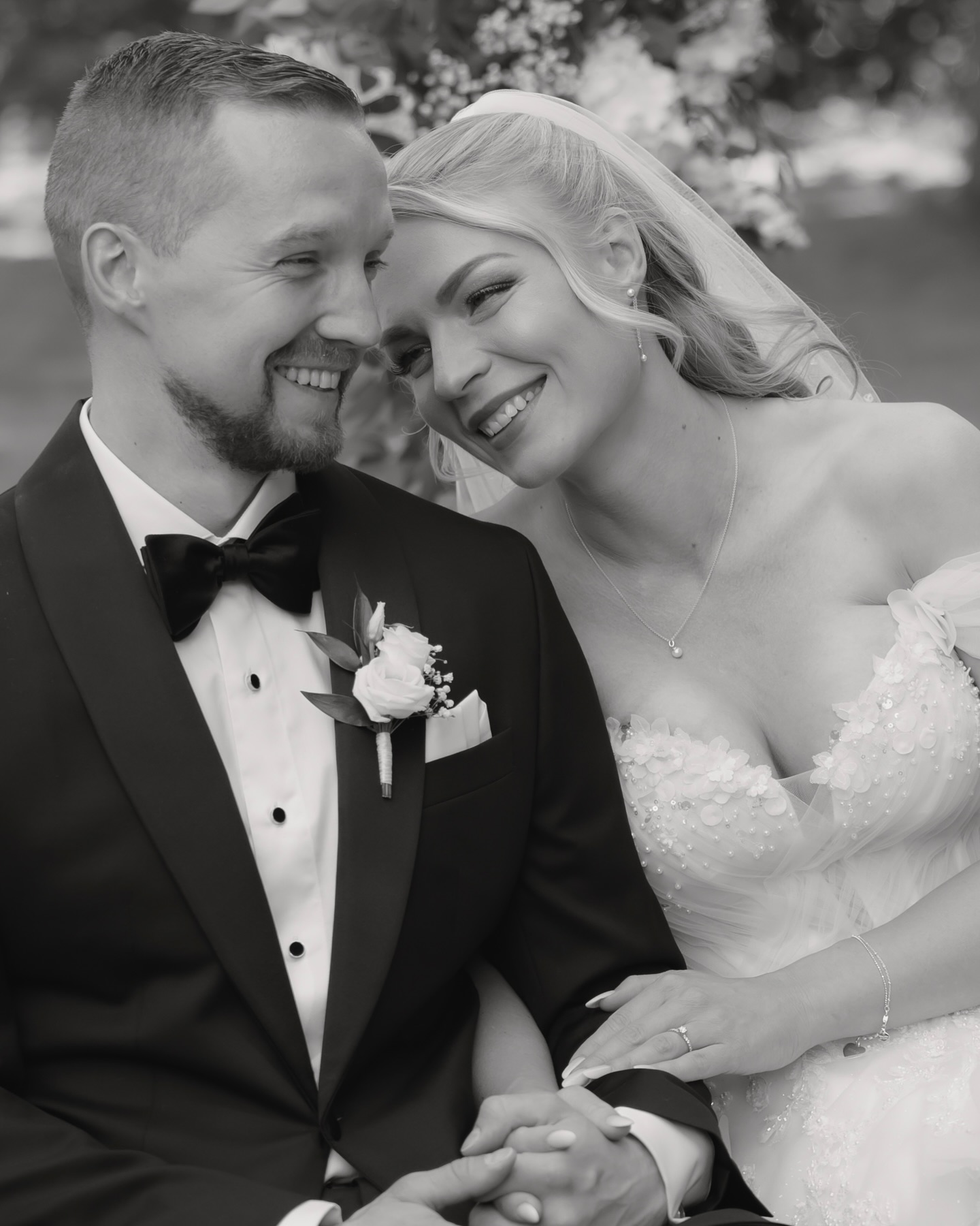 Die freie Trauung von N & M mit @die_wortschwaermerin war einfach nur wundervoll und so emotional ✨
#hochzeitsfotografie #hochzeitsfotograf #melinawaliczekfotografie #hochzeit2026 #hochzeit2027 #waldhofaufherrenland #hochzeitsfotografhamburg