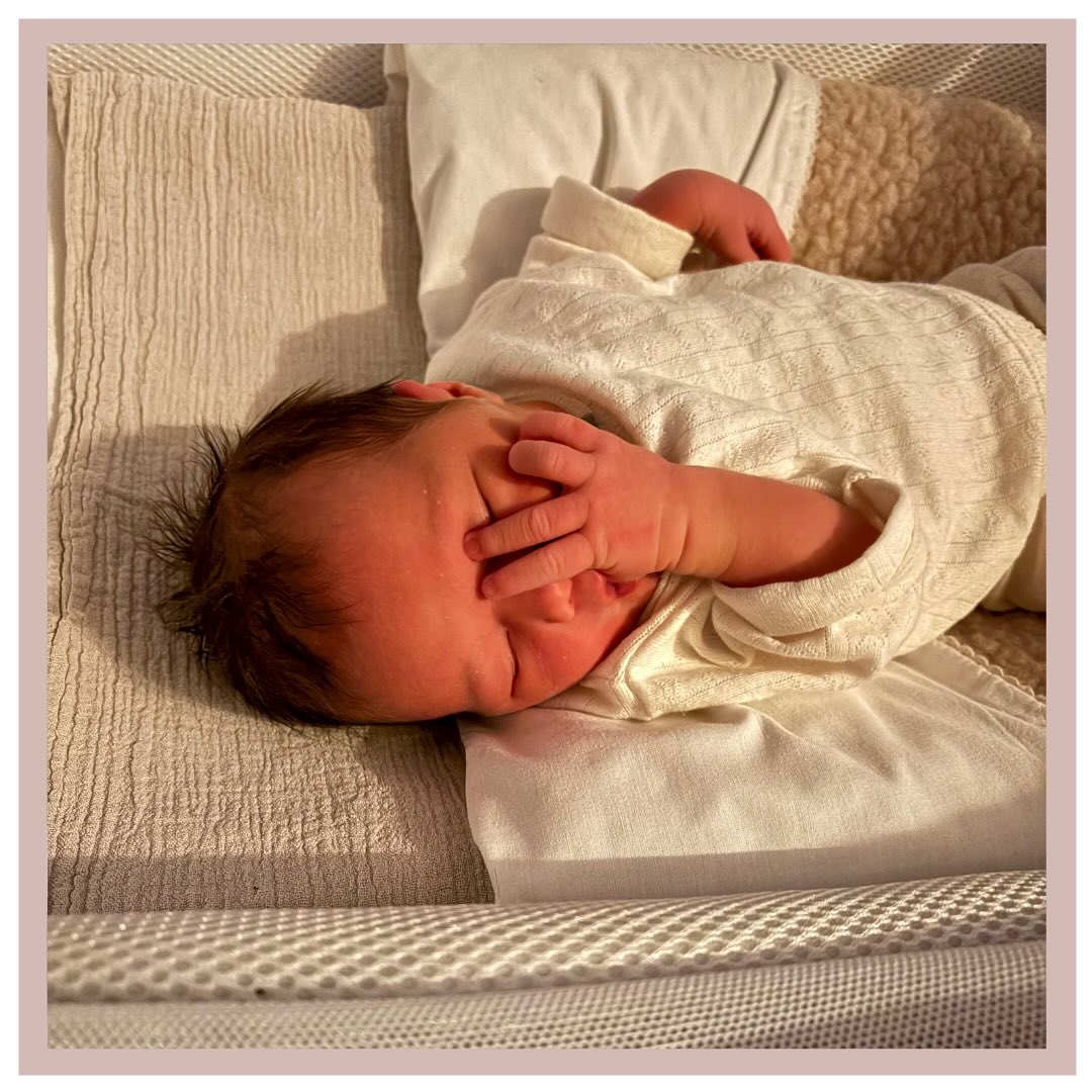 WELKOM ZIGGY🩷
Dit knappe meisje is geboren op 17-08-2025 om 07:52u bij 39 weken en 4 dagen! Zij woog 3640gram. Wat een haast had dit wondertje! 🥰
De zwangerschap is goed verlopen. Fenne was wel klaar met de laatste loodjes dus de kleine meid mocht komen! Iedereen was er klaar voor. Vroeg in de ochtend twijfelde Fenne of het begonnen was. De weeën leken frequent te komen maar het was nog goed om te doen. Ze wilden graag weten of er oppas geregeld moest worden voor grote zus Lou. Gezien de frequentie besloot Celeste dat ze graag langs wilde komen om te kijken of het begonnen was. Ondertussen ging Fenne nog even in bad liggen. Daar nam de intensiteit van de weeen ineens flink toe en werd het pittiger. Gelukkig hadden ze oma ook al gebeld voor Lou en die kwam tegelijk aan met Celeste. Grote zus had goed in de gaten dat er iets ging gebeuren. 🩷 Celeste liep naar boven en zag meteen aan Fenne dat dit wel eens snel kon gaan. Snel hebben we alle spullen klaar gezet samen met Nick zodat Fenne uit het bad kon komen. Bij het eerste inwendige onderzoek had Fenne direct al 9 centimeter ontsluiting. Wauw wat een snelheid! Fenne deed het echt super goed en zuchtte de weeën weg. Niet veel later meldde de kleine meid dat het tijd was om te komen. In slechts 8 minuten persen werd er een prachtig meisje geboren! Papa en mama moesten echt even bijkomen van deze snelheid. Alles ging goed dus het genieten kon snel beginnen! Hoe bijzonder is het dat Fenne zelf ook thuis geboren is in deze slaapkamer van het ouderlijk huis! 😍🏡
Lieve Fenne en Nick,
Gefeliciteerd met de geboorte van Ziggy! Jullie zijn een heel goed team samen en daar mogen jullie heel trots op zijn! We wensen jullie al het geluk toe met jullie mooie gezinnetje! ❤️
Veel liefs, team LEV
#welkom #levbaby #liefdevol #vertrouwd #verloskundigenpraktijk #verloskundigen #verloskundigenlev #lev