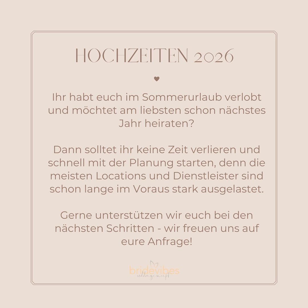 Viele Paare denken im ersten Moment: „Ach, ein Jahr ist doch noch ewig Zeit…“
👉 In der Hochzeitsplanung sieht das allerdings ein bisschen anders aus.
Aktuell erreichen uns vermehrt Anfragen von Paaren, die 2026 heiraten möchten – und dann oft überrascht sind, wie viele Locations & Dienstleister schon ausgebucht sind.
Aber keine Sorge: Auch jetzt lässt sich noch eine wundervolle Hochzeit für nächstes Jahr organisieren! 🤍 Wichtig ist vor allem ein bisschen Flexibilität bei Datum, Location oder einzelnen Details – und mit der richtigen Unterstützung an der Hand klappt das auch ohne viel Stress.
Wenn ihr also 2026 JA sagen möchtet, meldet euch jetzt – wir begleiten euch gerne bei den nächsten Schritten! ✨💌