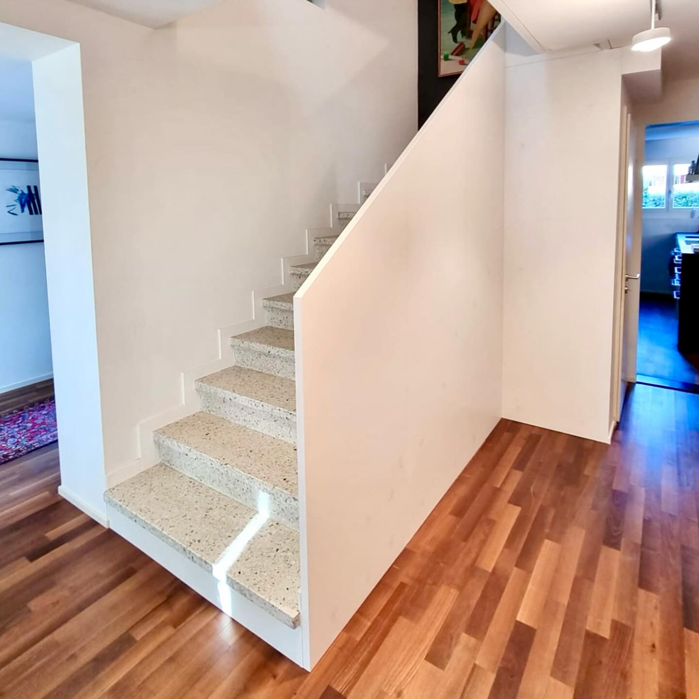 ↗️ Treppengeländer ↘️
Von der Vision zur Realität: Auf Kundenwunsch sollte die Treppe ein neues Geländer bekommen. Gemeinsam wurde die Idee verfeinert, Materialien ausgewählt und der Wunsch realisiert. Nun steht es da, das neues Geländer im zeitlosen Design - präzise gefertigt und montiert. 🤩
Made by Schweighauser
#treppengeländer #treppe #stairways #renovation #treppenrenovierung #holzhandwerk #schreinerei #baselswitzerland #baslerschreiner #baselbiet #regional #handwerkerbasel #baselmade #swıssmade #schweizerhandwerk #madeinswitzerland