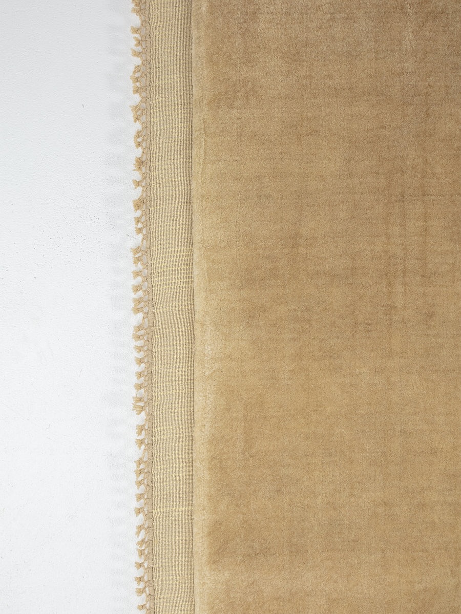 Australian design studio @tigmitrading create and curate a meticulous edit of artisan-made rugs. They source rugs from all around the world; from the Atlas Mountains of Morocco, to the Black Sea. Their luxury materials are committed to responsible practice, helping to sustain the economies and techniques of traditional artisans.
Shown there is their new Cashmere collection, it has a refined tactility. Handwoven from a blend of cashmere and New Zealand wool, it has been handloomed with a dense 200-knot count for softness yet durability. Comes in neutral solids of natural shades like Ivory & Wheat finished with woven trim.
#wool #woolrug #woolinteriors #handloomed #cashmere #luxuryinteriordesign #architecturalmaterials #highendinteriors #craftedinteriors #woolfibre #newzealandwool #newzealandwoolrugs