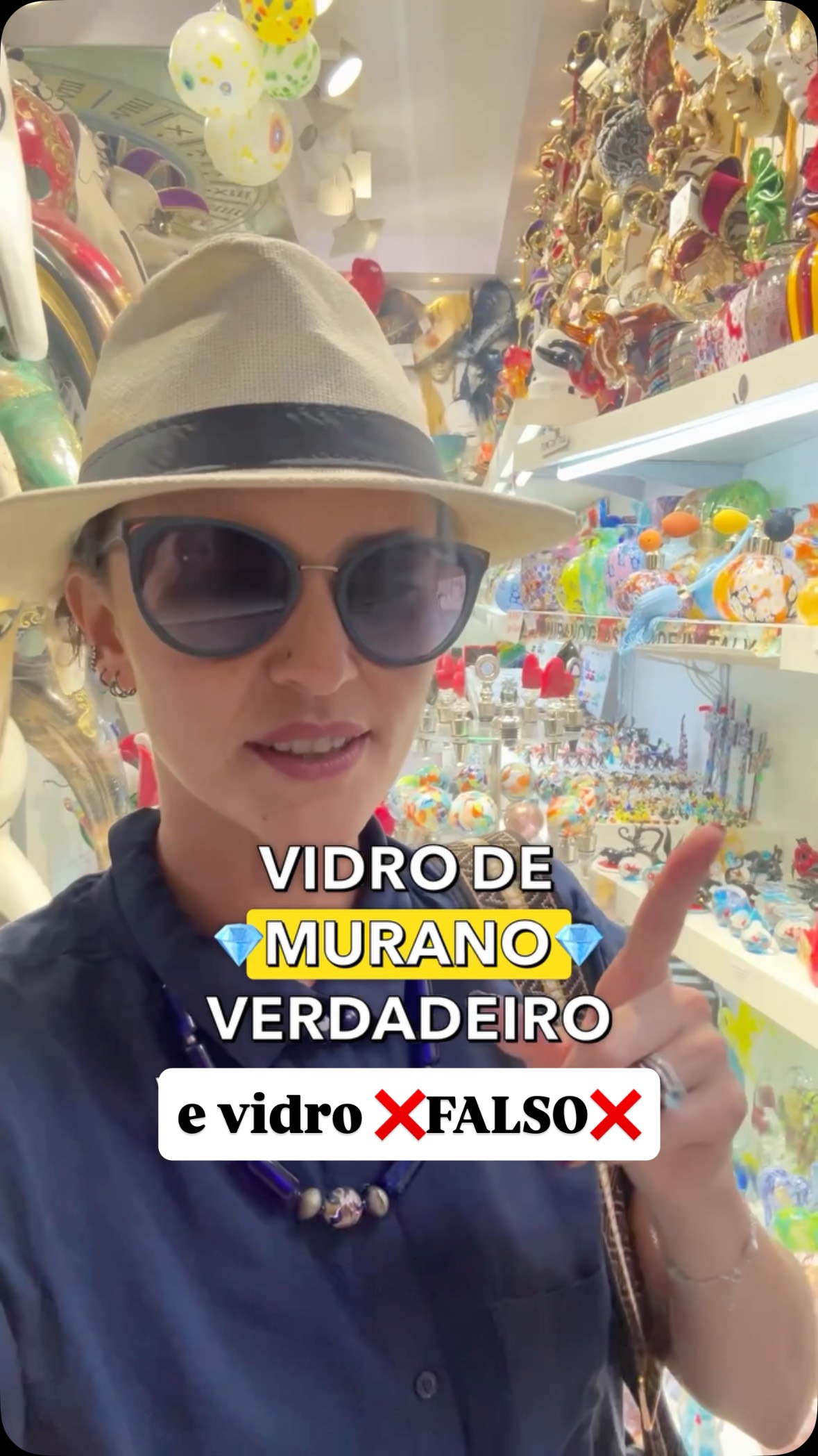 Você sabe identificar uma loja que vende vidro de Murano original de uma loja que vende vidro falso?
Veneza é uma cidade muito conhecida pelos vidros coloridos produzidos em uma das suas principais ilhas, Murano.
Masss é mais fácil do que você imagina comprar um vidro que não foi produzido aqui 😳
Então nós, do #dicasdeveneza viemos ensinar a identificar as lojas que vendem o nosso artesanato mais precioso, os vidros de Murano. 💎
#guiaemveneza #veneza #touremveneza #dicasdeveneza #venezaitalia #dicasdaitalia #passeioemveneza #murano #vidrodemurano #muranoglass #ilhademurano #mosaicosdevidro