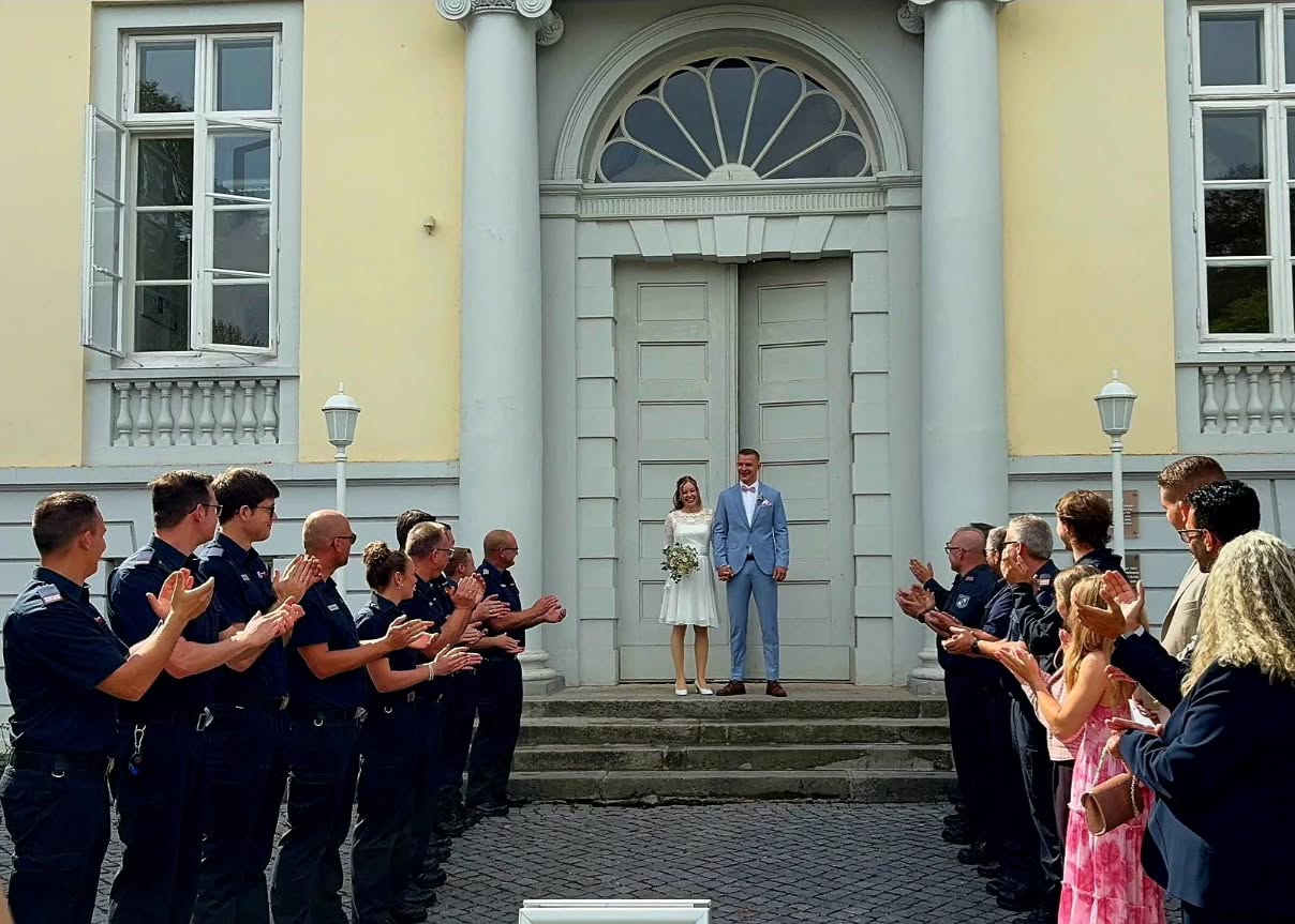 Heute gab es ein Treffen der anderen Art zwischen uns und den Kameraden der @berufsfeuerwehr_norderstedt , da unser Kamerad und ihr Arbeitskollege Cedric seine Leonie geheiratet hat.💍
Wie es sich gehört stellten wir ein Spalier für die Zwei vor dem Standesamt.👩🚒👨🚒 Nach der Rückkehr nach Tangstedt mussten die Zwei noch kleine Aufgaben erfüllen, welche sie mit Bravour gemeistert haben. Man konnte auch deutlich erkennen wer das Kommando in der Ehe hat. 🤭🔥
Wir wünschen euch auch auf diesem Weg noch einmal alles Gute für eure gemeinsame Zukunft.🥳🚒
#feuerwehr #firefighter #freiwilligefeuerwehr #ehrenamt #retterherz #blaulicht #blaulichtfamilie #fireandrescue #einsatz #alarm #atemschutz #feuer #technischehilfeleistung #einsatzfahrzeug #löschfahrzeug #notruf #instagram #insta #instagramreels #reelsinstagram #reelsofinstagram #instagramreel #reels #kreisstormarn #schleswigholstein #feuerwehr #tangstedt