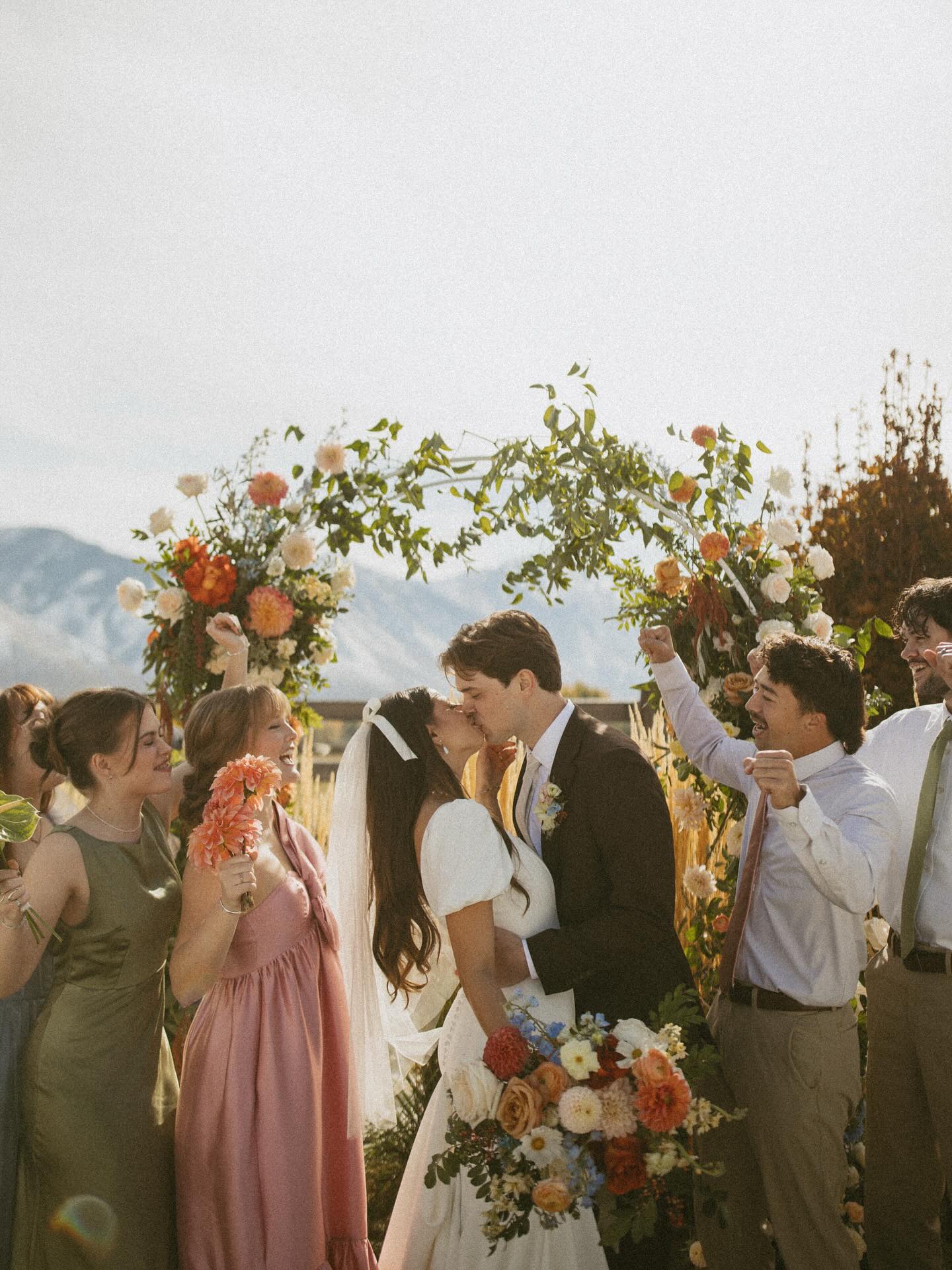 There was a breeze in the air today so I’m welcoming fall with this beautiful outdoor November wedding from last year! 🕯️💛🕊️🍂
Photographer @byalexispollard
Venue @riverbridgeeventcenter
Bride @liza.newell
Dress @pritchettbridal
