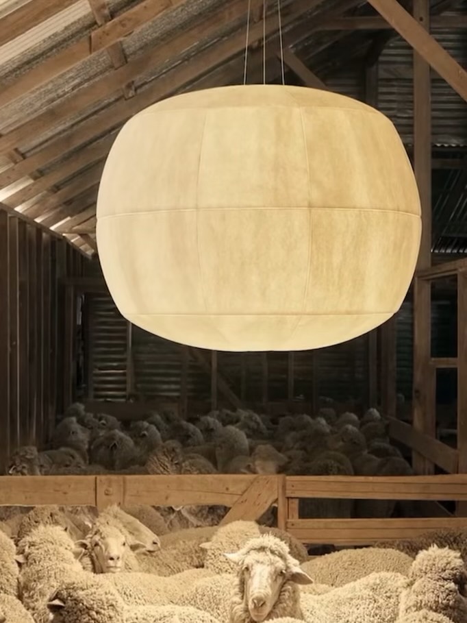 Nouvel arrivage ! ✨Les lampes Ralumba en laine mérinos apportent chaleur et lumière, comme un cocon dans votre maison.🌝 @rakumba_lighting @signedbys.belux #lighting #wool