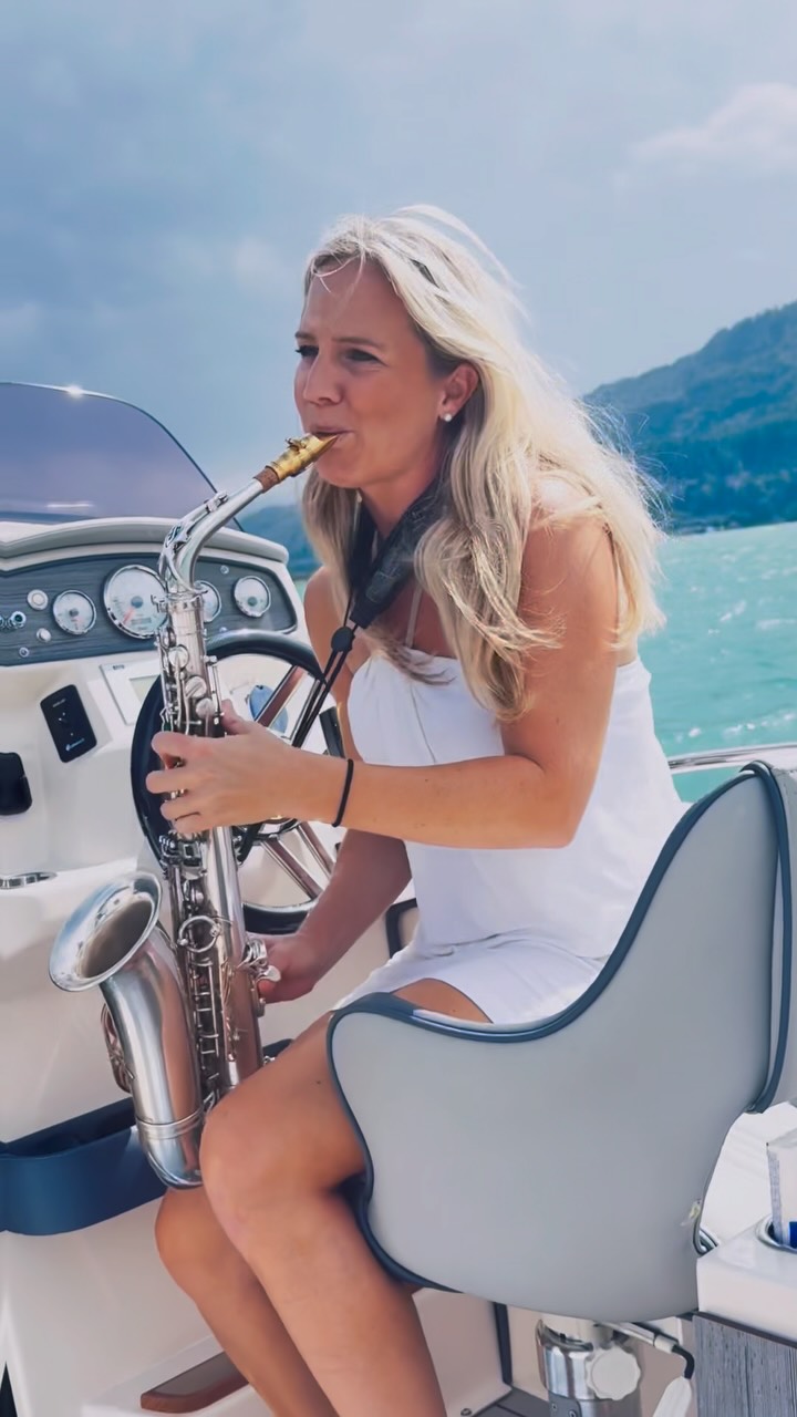 🎷☀️Wenn “I’m Always Here” (ja, der Baywatch-Track 😉) im Radio läuft… und ich einfach mein Saxophon schnappe und spontan drauflos improvisiere – auf dem Boot, mitten auf dem See. 🎶✨
Genau solche Momente liebe ich – Musik ganz aus dem Gefühl heraus, live, echt und direkt.
Ob beim Sonnenuntergang auf dem Wasser oder bei eurer Hochzeit, Geburtstagsfeier oder Firmen-Event – ich bringe den Sax-Vibe zu euch!
📍Saxophon & DJ für Events jeder Art
🎷Live Sax zu euren Lieblingssongs
📩 Jetzt anfragen – Termine 2026 füllen sich schnell!
#saxophon #saxophonist #saxophonlive #saxdj #hochzeit2026 #hochzeitsmusik #hochzeitssaxophon #firmenfeier #eventmusik #geburtstagsparty #djundsaxophon #livemusik #hochzeitdj #djmitlivemusik #luxurywedding #hochzeitamsee #afterweddingparty #sommerhochzeit #eventplanung #saxophonplayer #hochzeitideen #trauung #sunsetvibes #improvisation #livemusikfürdeinefeier