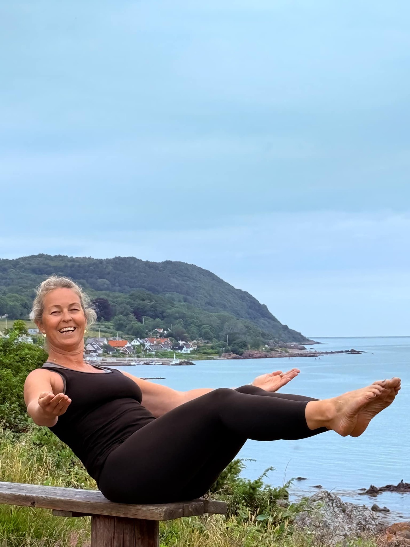 Våre yogalærerstudenter har gratis søndagstimer kl 16.30 og 18.00 denne høsten. Bli med og opplev hvor mye de allerede kan!
Yogalærerutdannelsen går fra mars til november hvert år med stedlige samlinger og et ukes retreat med fordypning. Mellom modulene har studentene kollokvier og øver på Zoom.
Utdannelsen inneholder
🌸yogateknikk
🌸fokus på å styrke nervesystemet
🌸avspenning
🌸pust og pusteøvelser
🌸sekvensering og kreativitet i yoga
🌸pedagogikk og stemmebruk
🌸justeringer og tilpasninger
🌸anatomi og skadeforebygging
🌸yogafilosofi
🌸chanting
🌸sanskrit
🌸meditasjon og mental styrke
www.osloyoga.no