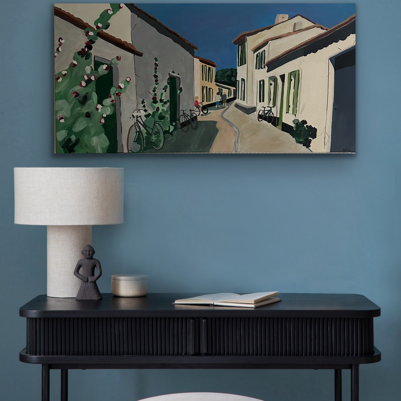 ✨ “Ruelles de l’Île de Ré” – Acrylique sur toile
Un ciel profond, des façades blanches baignées de lumière, des roses trémières en fleurs et des vélos adossés aux murs…
“Ruelles de l’Île de Ré” capture l’atmosphère unique de l’île : la douceur estivale, la sérénité des balades à vélo et la poésie des villages lumineux.
Une scène calme et intemporelle, peinte à la main au couteau et au pinceau, où chaque détail invite à la flânerie.
On sent presque l’odeur iodée de l’air marin, la chaleur des pavés et le silence apaisant des après-midis d’été.
Cette toile est une invitation à voyager sans bouger… à garder un peu d’océan et de vacances chez soi 🌿🚲🏡
📐 Dimensions : 50x100cm
💰 Prix : 450€
🎨 Pièce unique, peinte à la main.