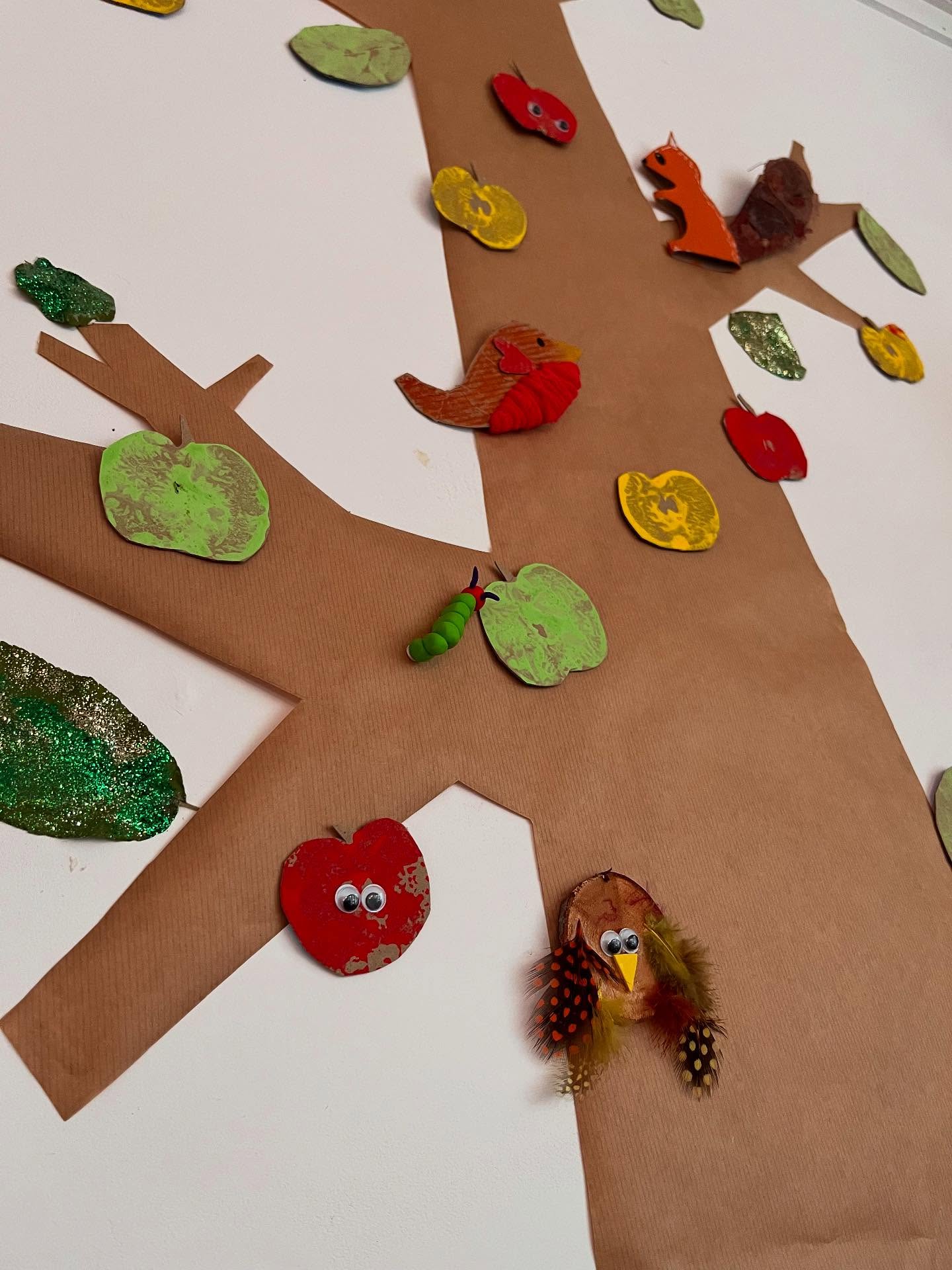 🇬🇧 Swipe into Autumn 🍂
And just like that, summer is gone… The first leaves are changing color, and the mix of sun and rain makes snails and mushrooms so happy.
So, at home, we transformed the playroom into full autumn mode:
🍎 The big apple tree
Our giant kraft paper tree changes with the seasons. This time, it’s filled with colored apples!
We cut an old apple in half, dipped it in paint* to make fun prints. Some even got little eyes 👀. We also used real apple tree leaves, covered them with glue° and added green glitter° ✨.
🍄 The mushroom forest
We become small and we discover a forest full of giant mushrooms! To make it, we painted* large sheets of kraft paper, then cut and assembled mushrooms and blades of grass.
Both wall decorations will keep evolving throughout autumn… we’ll be adding new little characters as we create them.
👉 What about you — do you also follow the seasons when creating with your kids?
—
🇫🇷 Swipe vers l’automne 🍂
Et voilà, l’été s’en est allé… Les premières feuilles se colorent, le soleil et la pluie s’alternent pour le plus grand bonheur des escargots et des champignons.
Alors, à la maison, nous avons transformé la décoration de la salle de jeu en mode automne :
🍎 Le grand pommier
Notre arbre géant en papier kraft change au fil des saisons. Cette fois, il s’est chargé de pommes multicolores !
On a coupé une pomme abîmée en deux, trempée dans la peinture* pour faire de jolies empreintes. Certaines ont même eu droit à des yeux rigolos. On a aussi collé de vraies feuilles du pommier, recouvertes de colle° et de paillettes vertes°.
🍄 La forêt de champignons
On rapetisse et on plonge dans une petite forêt herbeuse remplie de champignons géants ! Pour ça, on a peint* de grands morceaux de papier kraft, puis découpé et assemblé des champignons et des brins d’herbe.
👉 Et chez vous, est-ce que vous suivez aussi les saisons pour créer avec vos enfants ?
* Products gifted by - (Produits offerts par) @cleopatre_collesetcouleurs
° Products purchased from - (Produits achetés chez) @panduroofficial