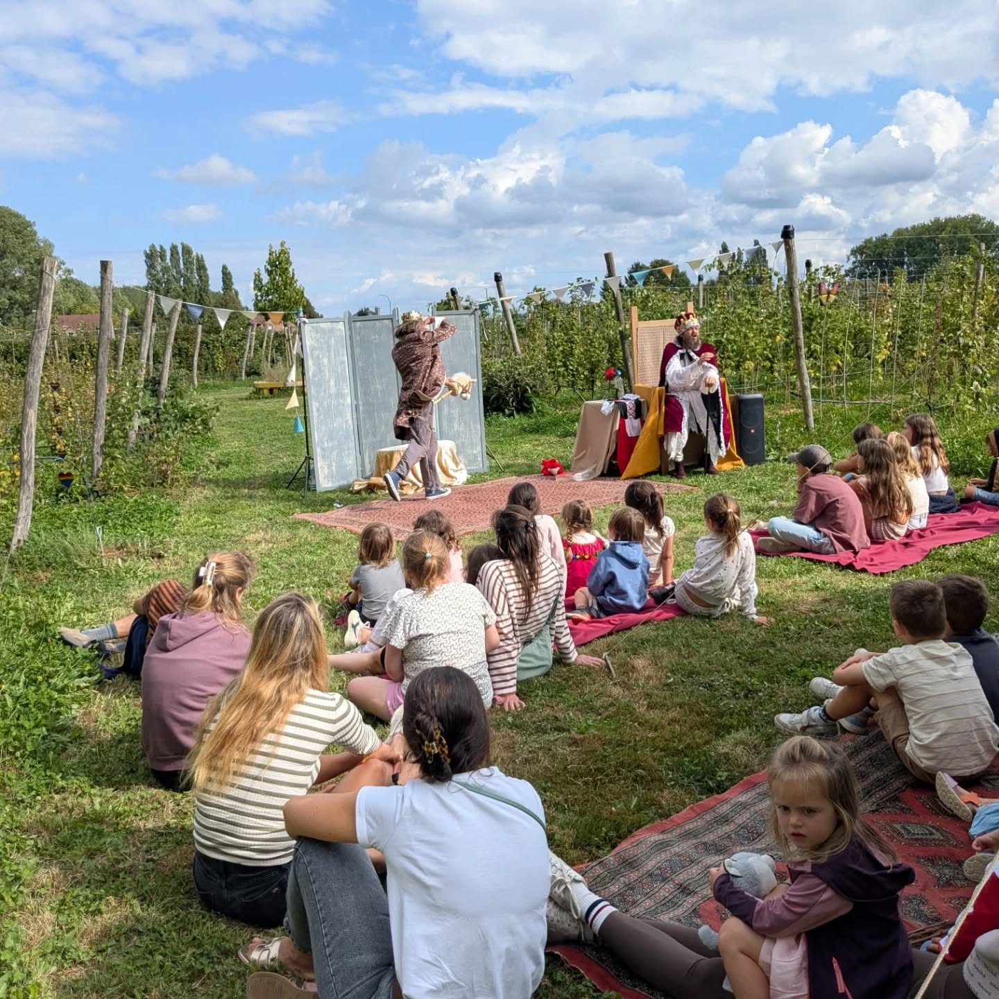 Een droom die uitkomt! 🥰
Allemaal blije gezichtjes, smullen van een fantastische voorstelling, buiten tussen de bessen, op ons veld ☘️
Bedankt aan alle bezoekers en ratara voor de grappige voorstelling. 🎭
🤗