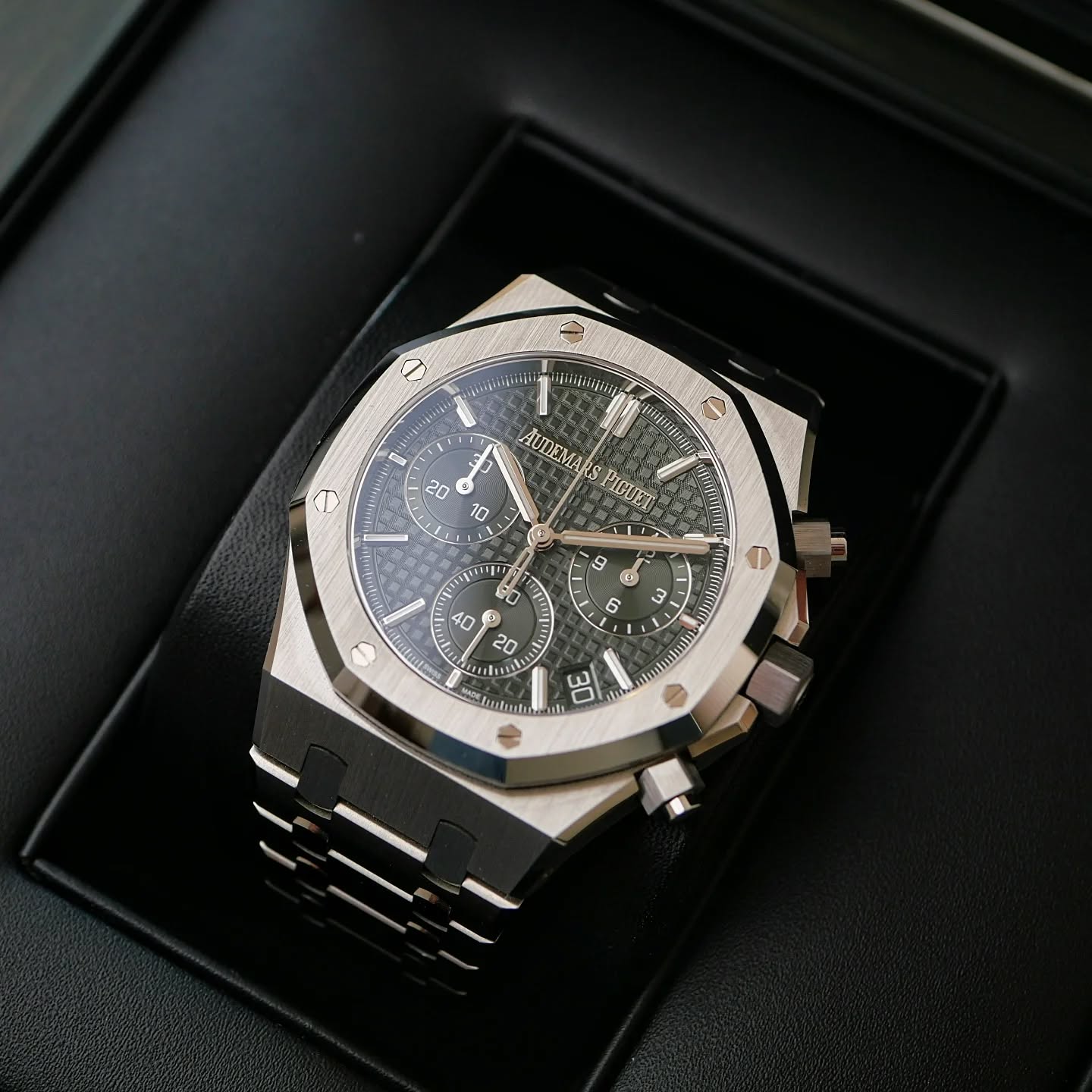 Audemars Piguet Royal Oak Chronograph
⌚ Ref. 26240ST
⌚ Full set
⌚ Diameter: 41mm
⌚ Unworn
⌚ Year: 2023
⌚ Green dial
#audemarspiguet #ap #royaloak #chronograph #watch