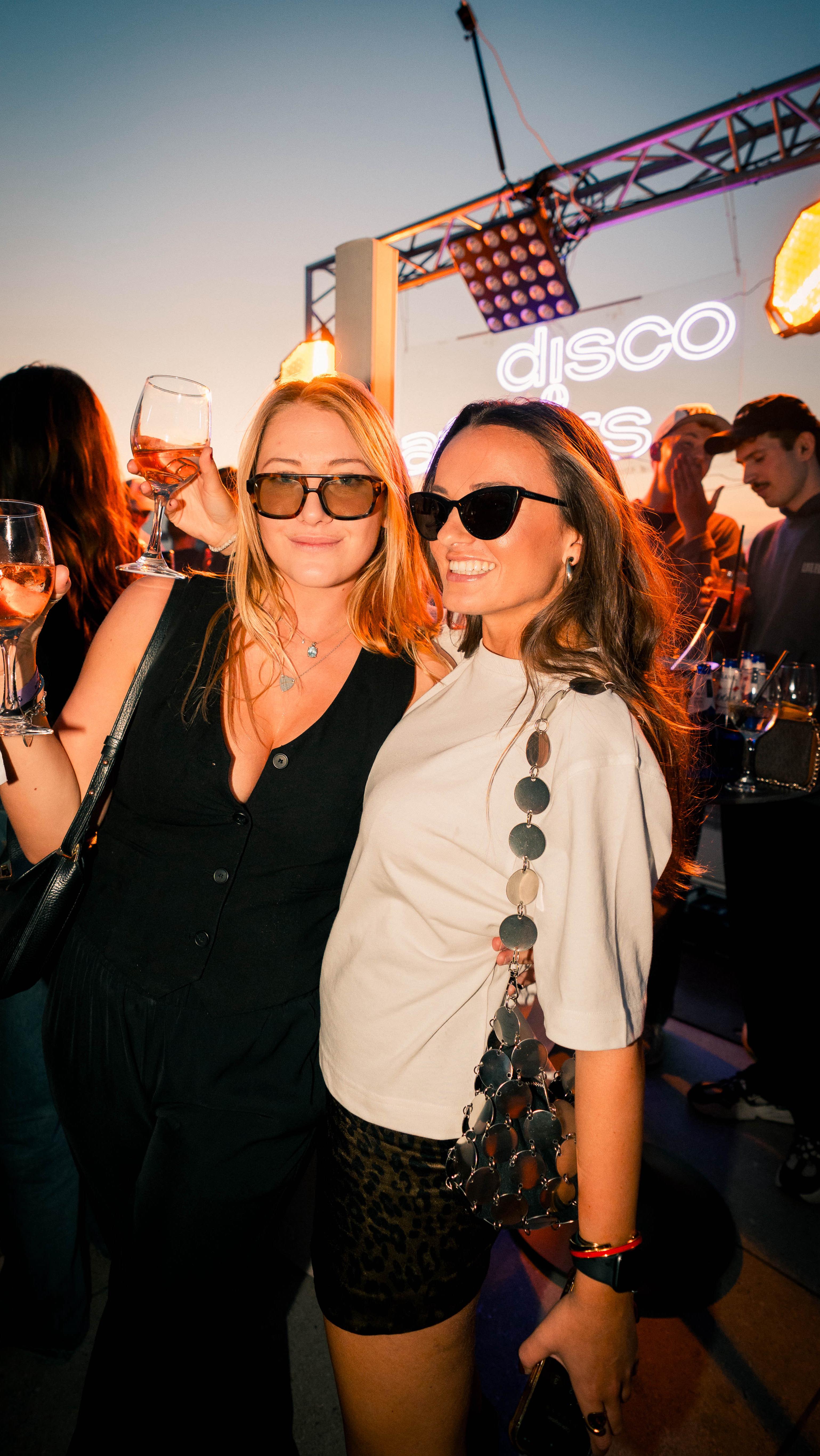 Recap of last Fridays rooftop session at @gaga.hamburg
What a beautiful evening this has been - Thank you for dancing with us 💜
See you soon to the next one🤞🏽
🎥 @simon.stx
#discoaffairs#rooftophamburg#event#housemusic