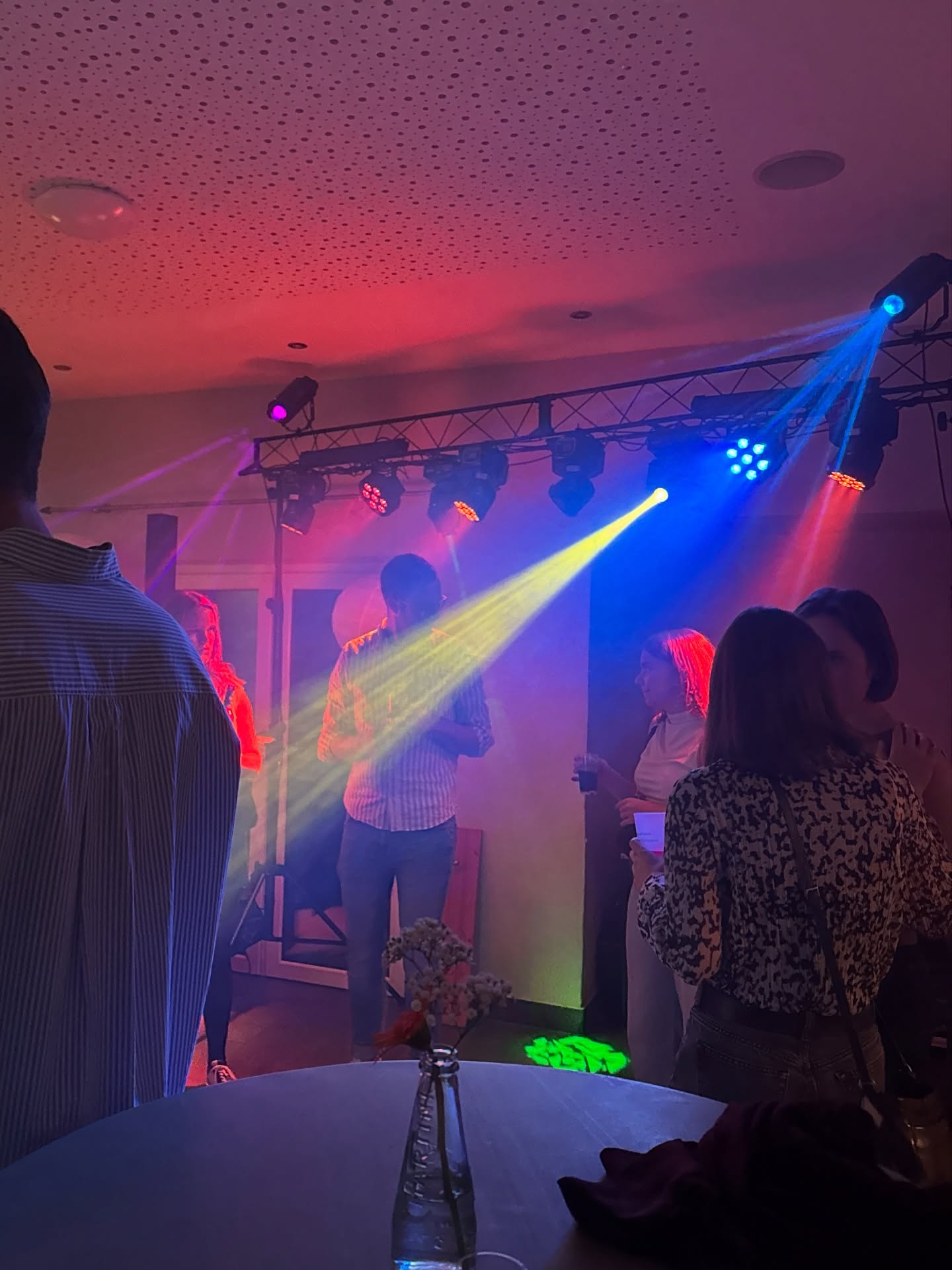 ✨ Sound an, Licht an, Stimmung an!
Mit diesem Licht- & Tontechnik-Setup wird jede Feier zum Erlebnis. 🎶💡
#soundwerk #soundwerkpaderborn #mieten
#licht #ton #sound #party #event #paderborn