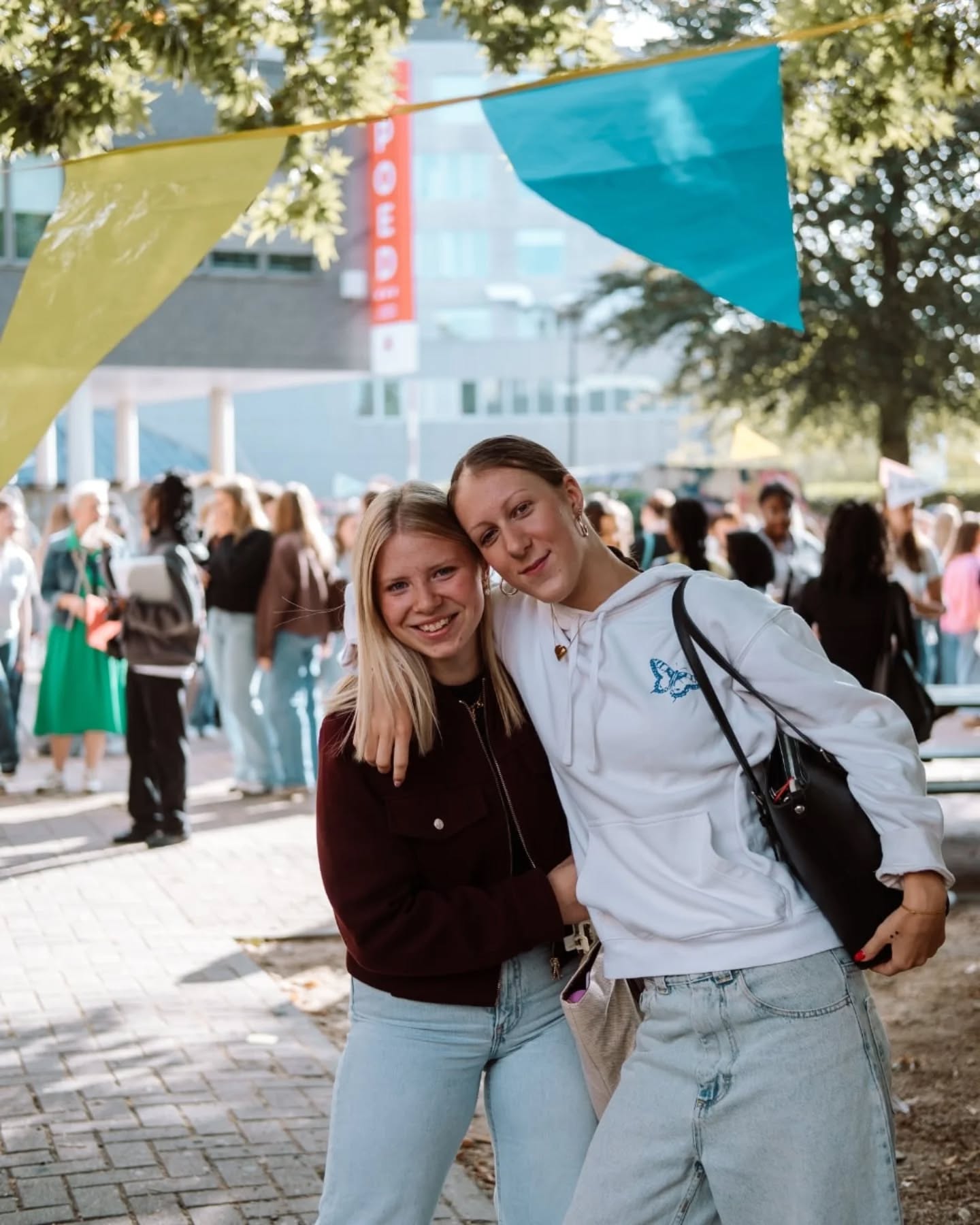 Er werd gelachen, er werd geknuffeld en er werd vooral heel hard uitgekeken naar elkaar. โค๏ธ
De speelplaats bruist weer, de vakantieverhalen vliegen in het rond en het schooljaar is officieel begonnen. ๐
#1september #eersteschooldag #klaarvoor #sai #aalst #saiaalst #sintaugustinusinstituut