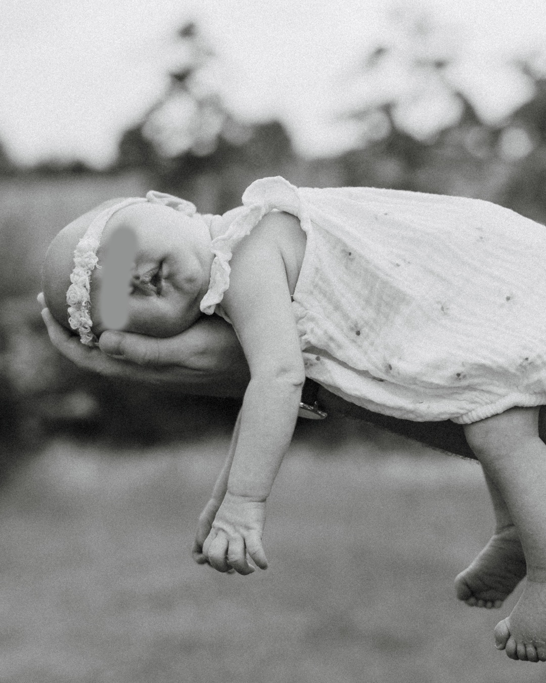 ✨ Newbornshooting – Erinnerungen für die Ewigkeit ✨
Die ersten Tage mit eurem Baby sind voller Zauber – so klein, so friedlich, so perfekt.
Genau diese besonderen Momente halte ich für euch in liebevollen Neugeborenenfotos fest.
📸 Meine Tipps für werdende Eltern:
* Der perfekte Zeitpunkt: Die schönsten Bilder entstehen in den ersten 5–14 Tagen – euer Baby schläft viel und lässt sich sanft positionieren.
* Gut vorbereitet: Ein sattes Baby ist entspannt – daher am besten kurz vor dem Shooting stillen oder füttern.
* Wohlfühlatmosphäre: Babys lieben Wärme und Geborgenheit – so entstehen friedliche, zarte Aufnahmen.
* Individuell & einzigartig: Bringt gern persönliche Accessoires wie Kuscheltiere oder Mützchen mit – so werden die Fotos zu ganz besonderen Erinnerungen.
Ich nehme mir viel Zeit, damit ihr euch entspannt zurücklehnen könnt, während ich euer kleines Wunder vom Licht küssen lasse. ✨
📍 Babyfotografie in Bad Segeberg, Lübeck & Umgebung
💌 Schreibt mir jetzt und sichert euch euren Termin – die ersten Lebenstage kommen nie zurück, aber eure Bilder bleiben für immer.
#newbornshooting #babyfotografie #neugeborenenfotos #badsegeberg #lübeck #familienfotografie #babyshooting #liebeimbild #vomlichtgeküsst