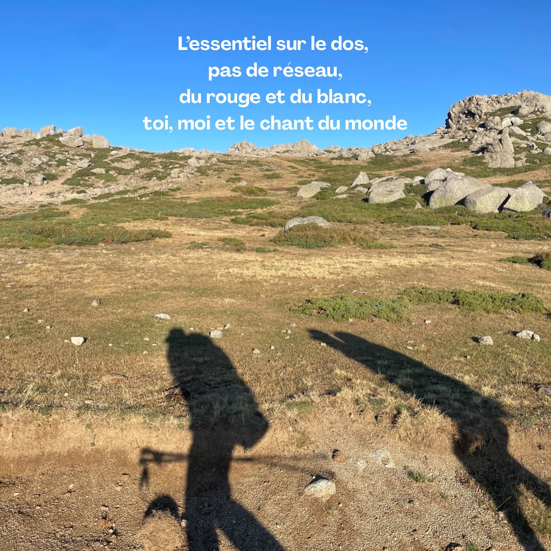 L’essentiel sur le dos, pas de réseau, juste un trait rouge et un trait blanc à suivre du matin au soir. Le bonheur.
Au début, c’est dur. Le corps n’était sans doute pas tout à fait prêt. La tête non plus d’ailleurs. Marcher des heures, ou plutôt grimper, grimper, grimper. Penser arriver au sommet, au fameux col indiqué dans le topoguide et puis non, ce n’est pas celui-là. Le sac un peu trop lourd. On a prévu trop de nourriture non? En même temps « on ne sait jamais ». C’est dur mais c’est fort, c’est libérateur. Et puis, le genou qui commence à montrer des signes de faiblesse. Trop tôt, trop fort. Alors on s’arrête, non sans larme et déception. On prend le temps, on fait autrement. On change les plans, on se laisse aller à l’imprévu. La saveur est autre mais c’est bon aussi.
Puis on repart. Le genou va mieux et l’envie est encore plus forte. D’avancer, de terminer et d’être encore et toujours témoins de la splendeur du monde. Réveil à 6h30, le jour qui se lève et fait oublier l’interminable nuit glaciale, être entre terre et ciel et marcher sur les crêtes avec le soleil qui initie doucement son ascension, les heures qui défilent avec les paysages, le souffle souvent coupé par la difficulté et par la beauté, l’envie de pleurer de joie et de gratitude, de laisser toute la place aux émotions, quelles qu’elles soient. Se coucher à 20h30, sur un matelas toujours étroit et l’appréhension des surprises amenées par la nuit mais avec déjà l’envie de repartir le lendemain, à la rencontre de soi, de l’inconnu et de la magie de tout cela.
Pas de réseau, le silence est puissant, le temps s’allonge pour que le regard se pose sur les détails et que les sens explosent.
C’est beau, c’est grand - parfois trop que ça donne le vertige - mais qu’est-ce qu’on se sent VIVANT !!
Toi, moi et le chant du monde.
🏔️🌿✨🐗🦋🦎🌞🖤