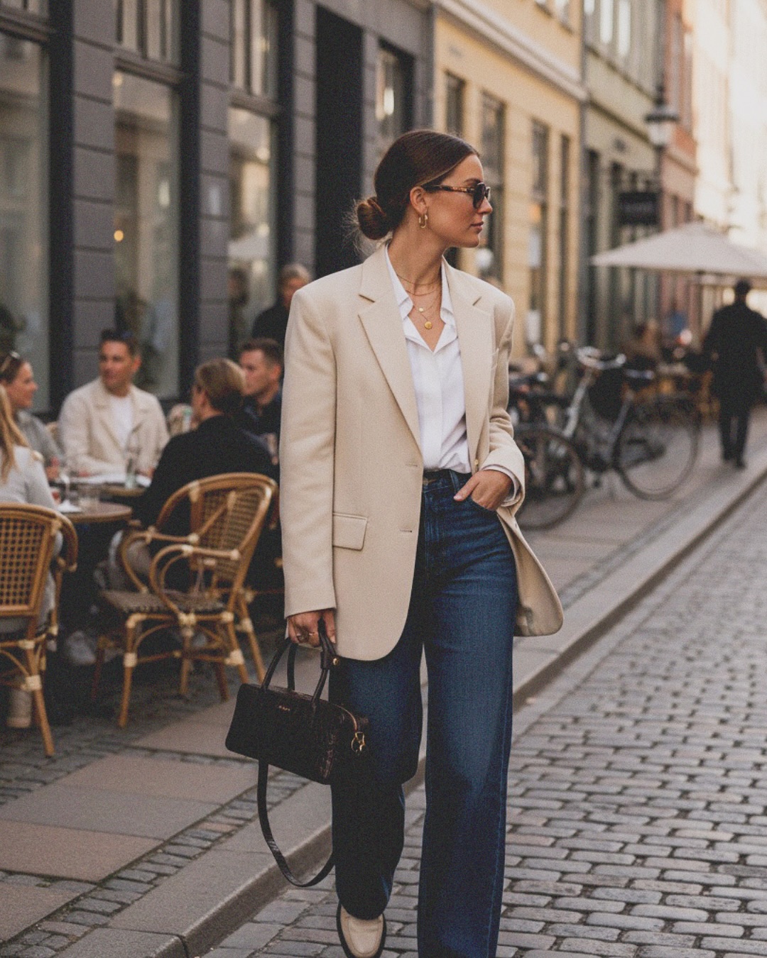 🖤 Kawa w stylu paryskiej ulicy, klasyczna marynarka, jeansy z charakterem i nasza bestsellerowa torebka KULIK.
Bo kto powiedział, że elegancja i wygoda nie mogą iść w parze?
Styl „od kawiarni do biura” = must-have tej jesieni.
Czy Ty też masz swoją it-bag, która pasuje do wszystkiego?
#kulikstyle #itbag #parisianvibes #streetstyle #jesiennewybory #torebkakulik #baglover #coffeetime